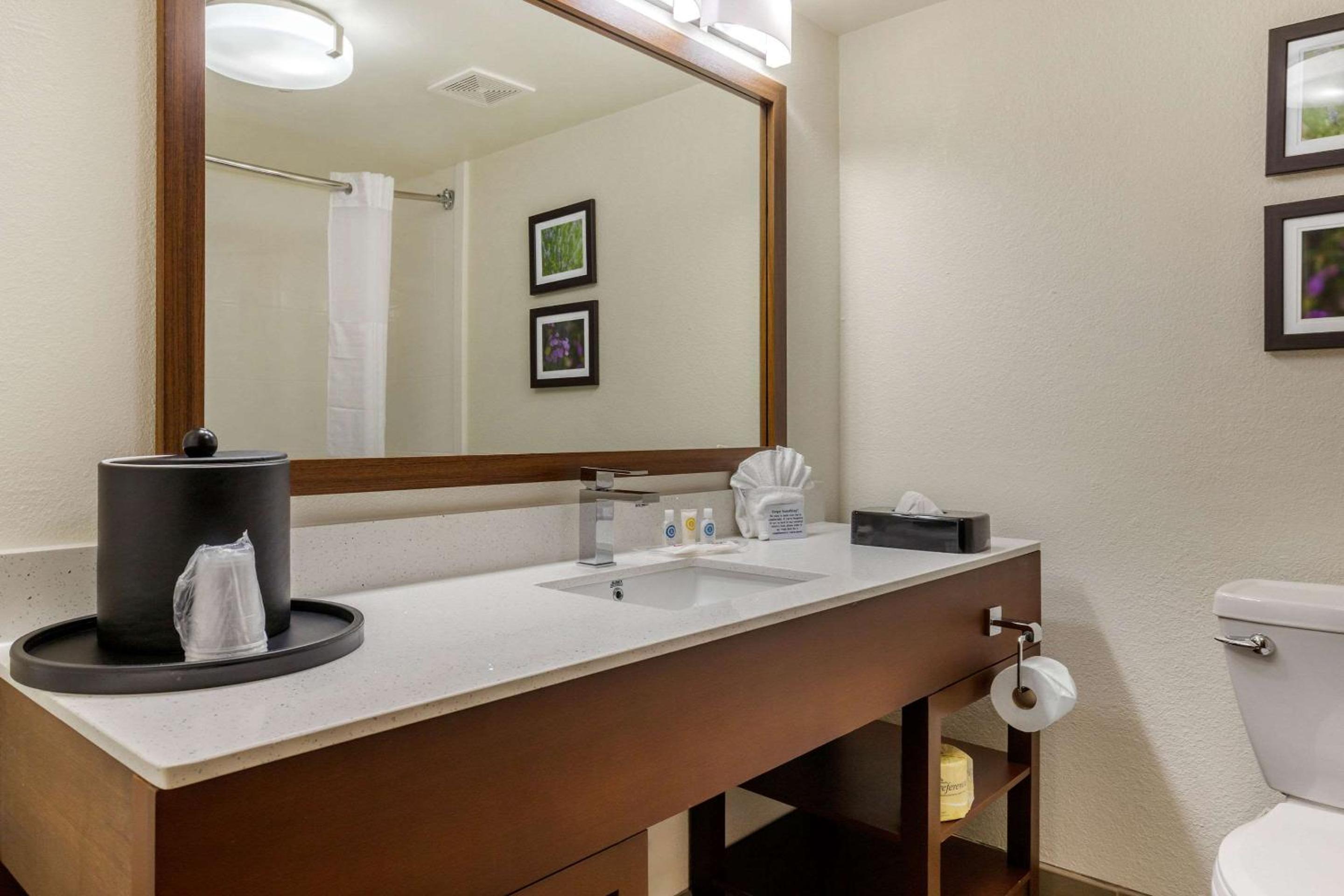 Queen Suite with Two Queen Beds - Photo 3