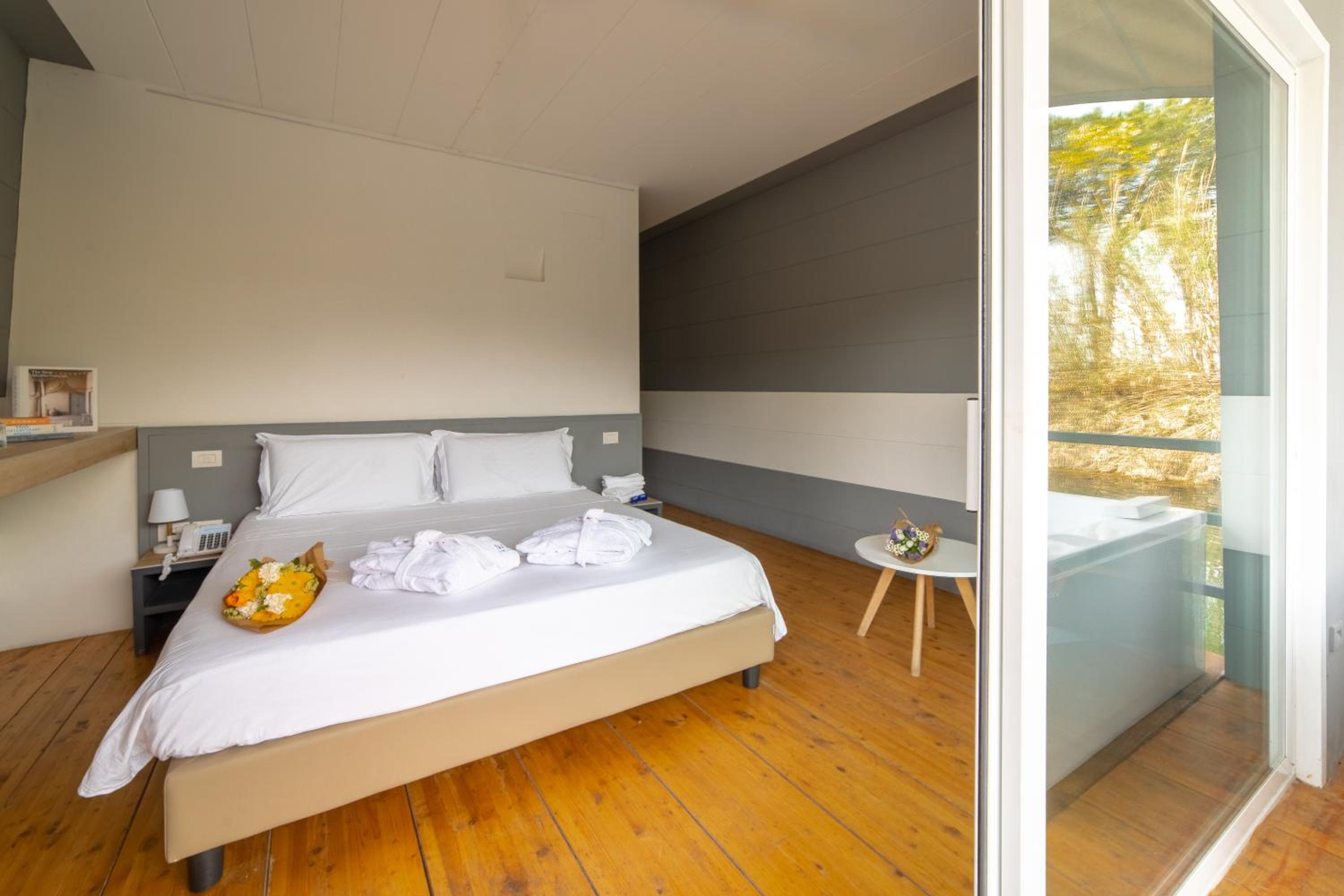 Deluxe Double Room with Bath - Photo 5