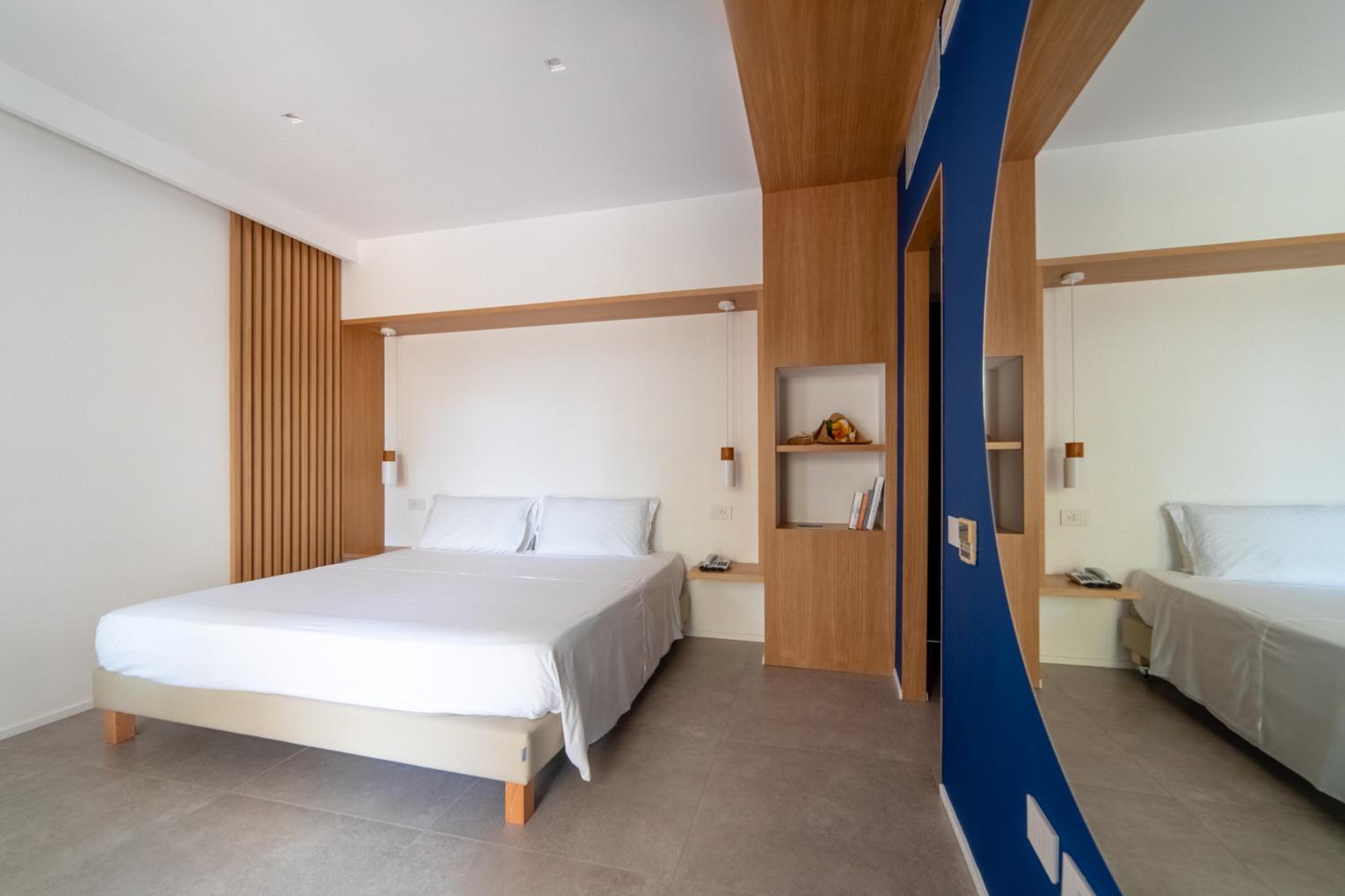 Deluxe Double Room with Bath - Photo 1