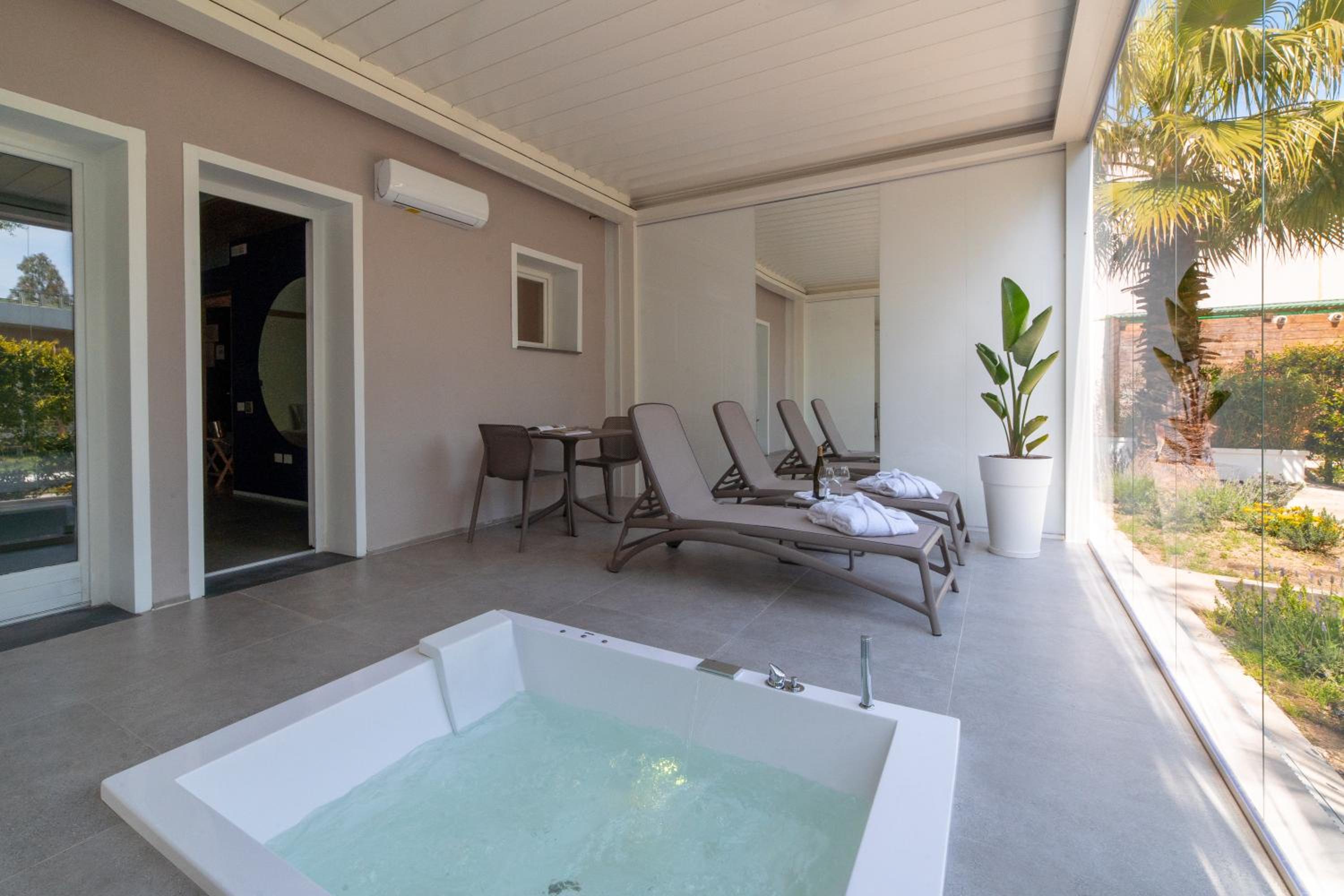 Deluxe Double Room with Bath - Photo 12