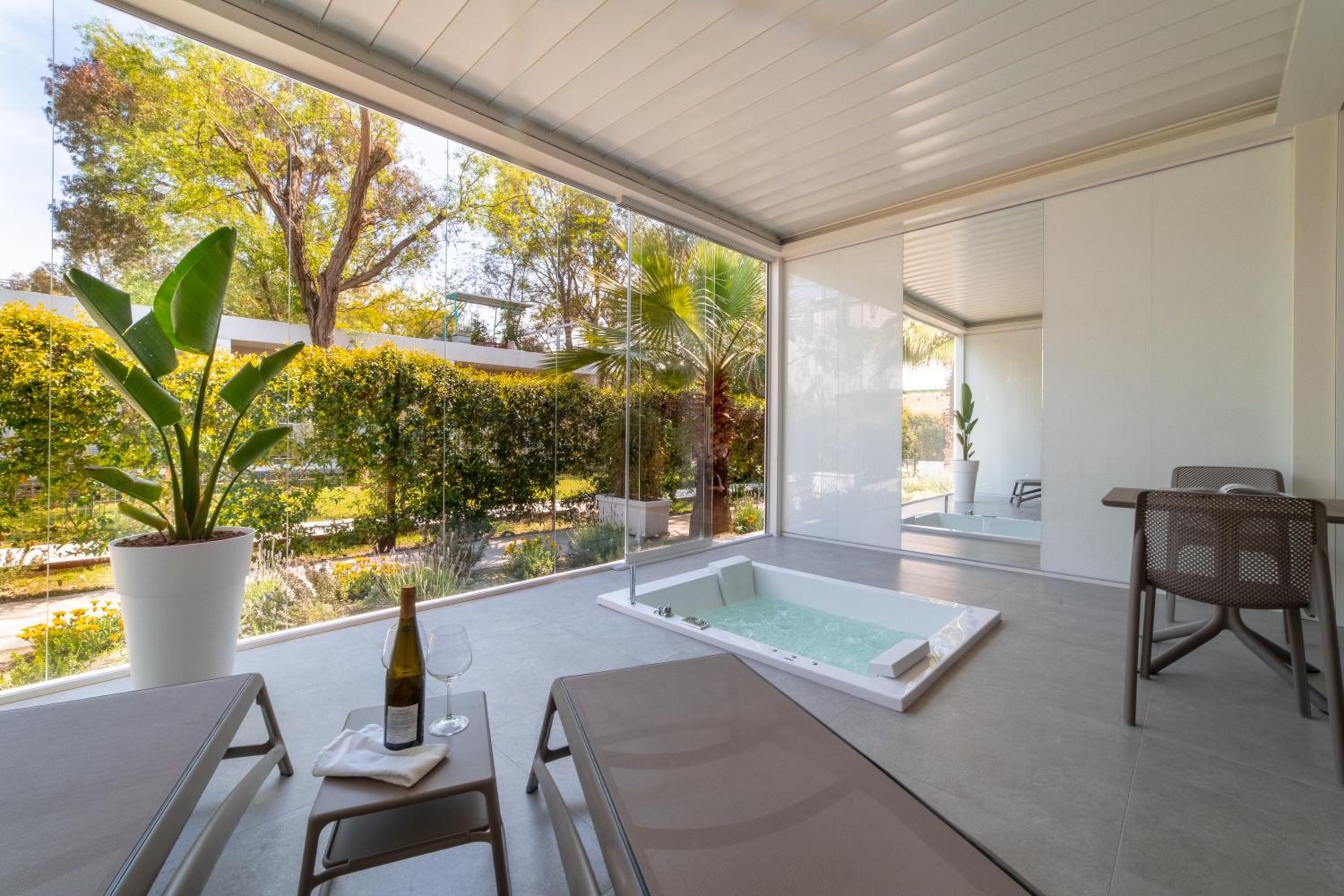 Deluxe Double Room with Bath - Photo 11