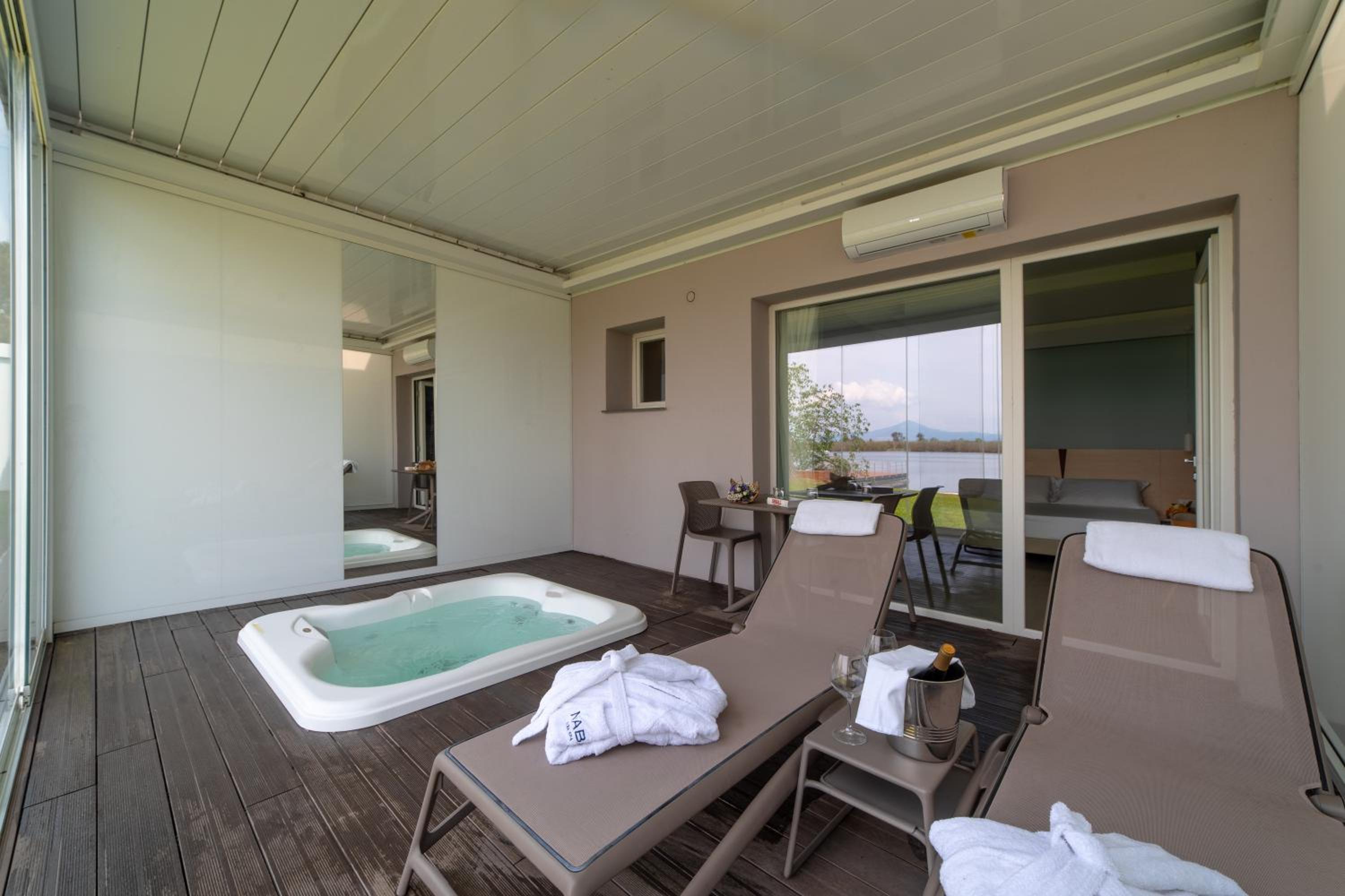 King Suite with Jacuzzi and Lake View - Photo 4