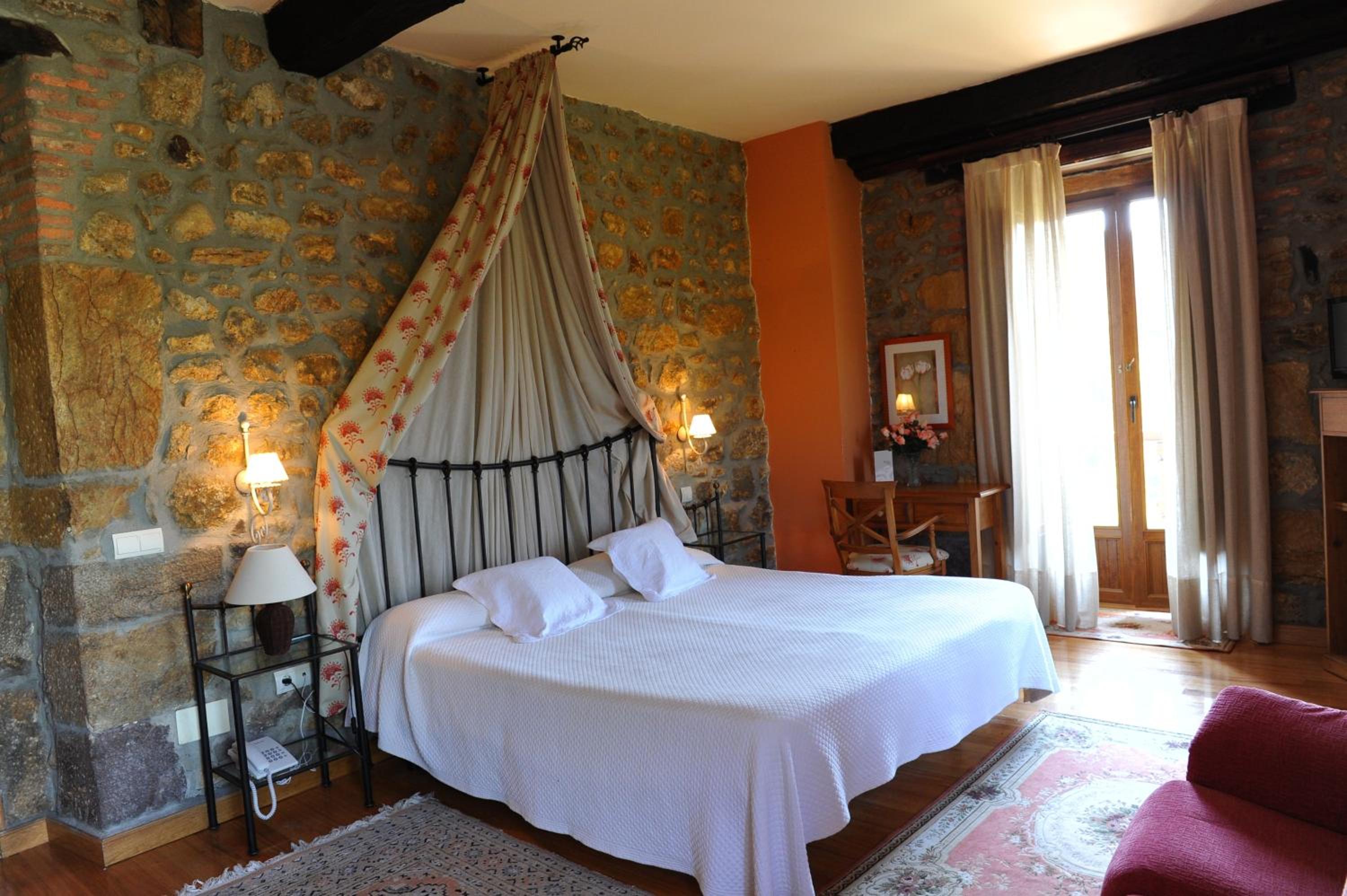 Double or Twin Room - Photo 8