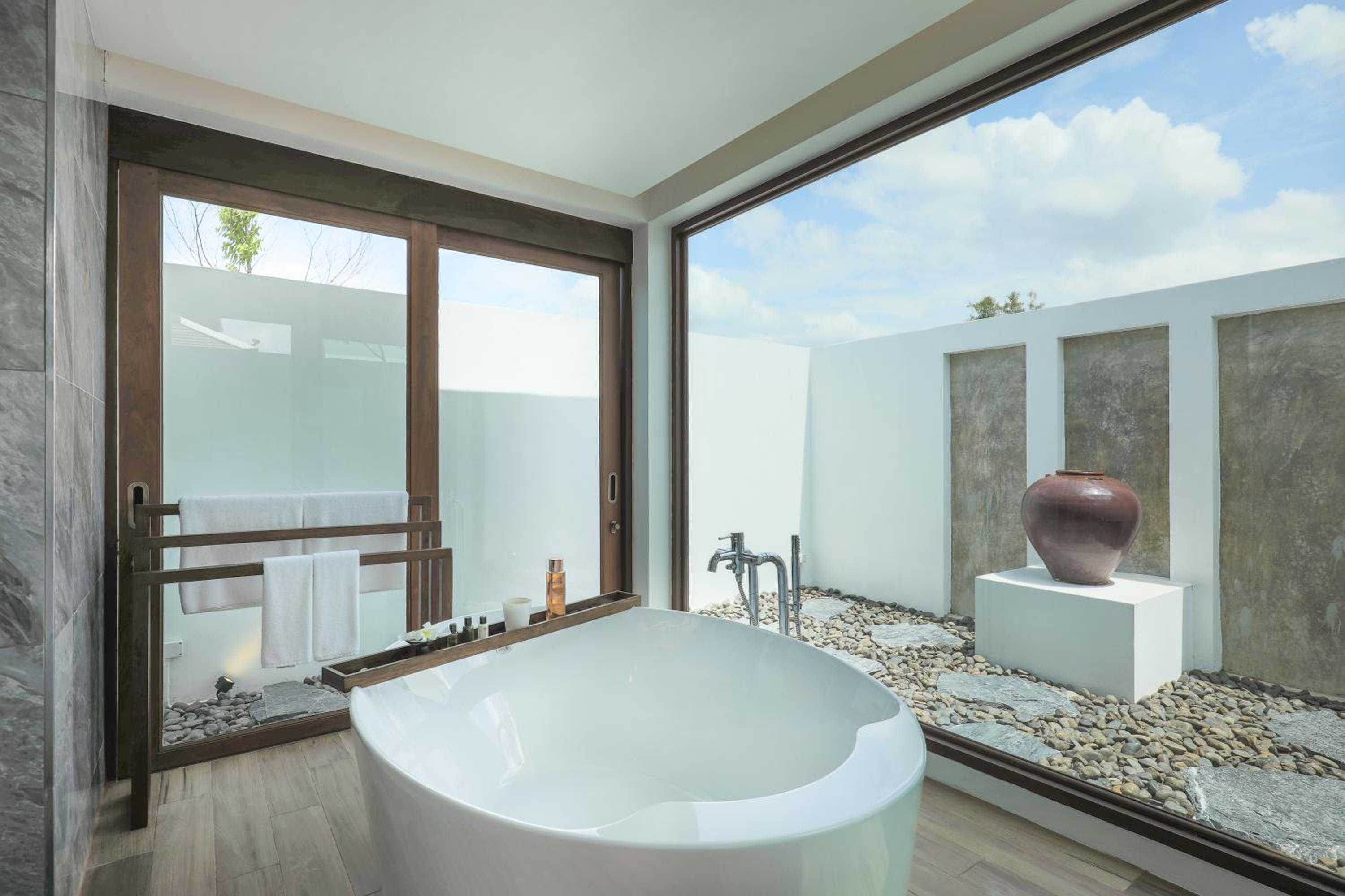 Villa with Private Pool - Photo 9