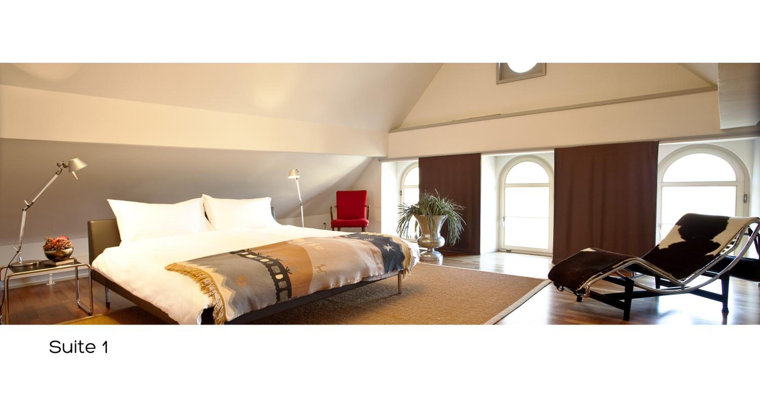 Suite - Photo 15