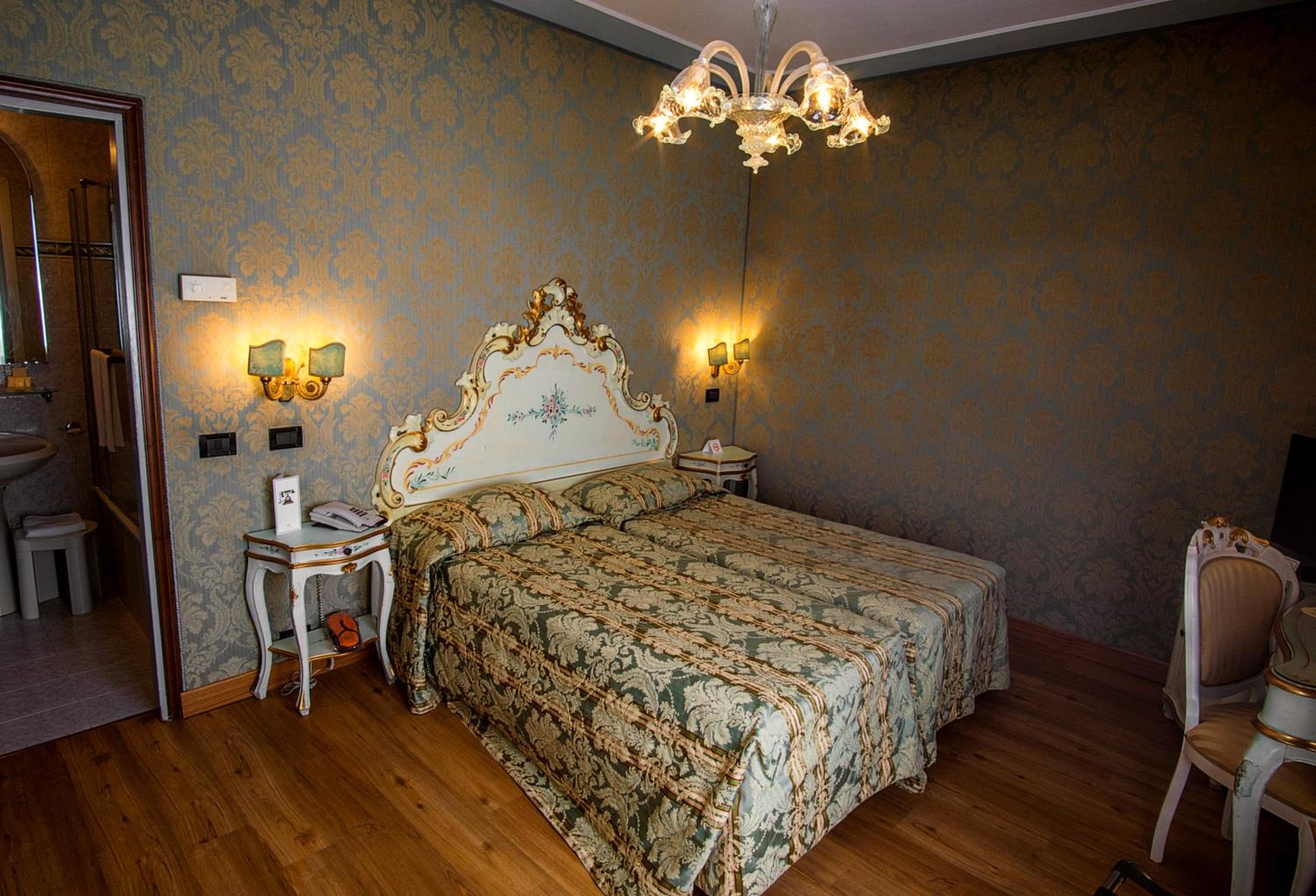 Twin Room thumbnail 6