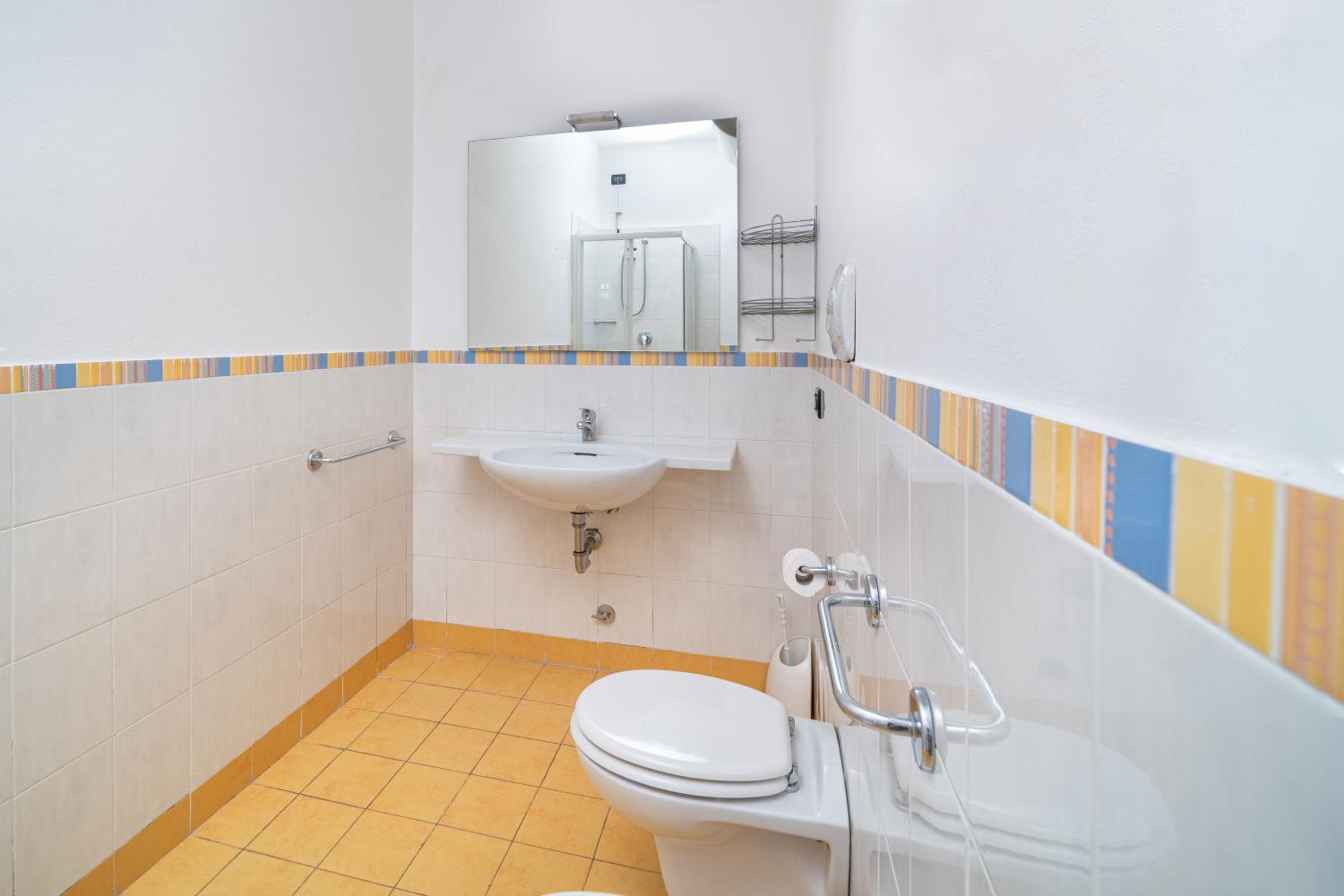 One-Bedroom Apartment (2-4 Adults) - Basement photo 2