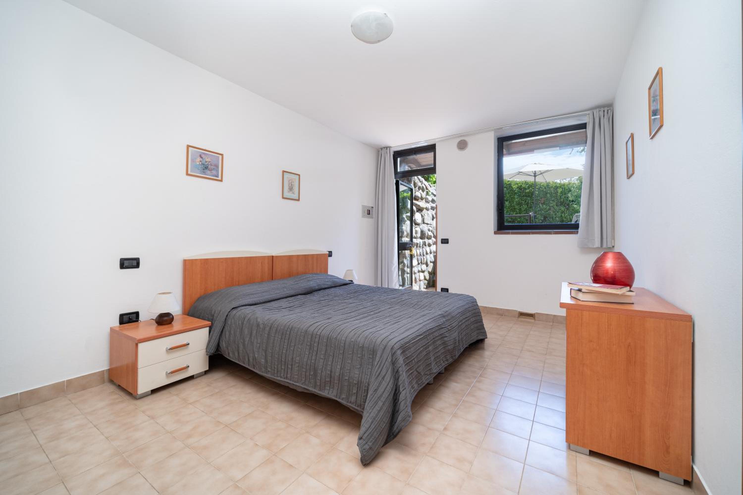 One-Bedroom Apartment (2-4 Adults) - Basement photo 1