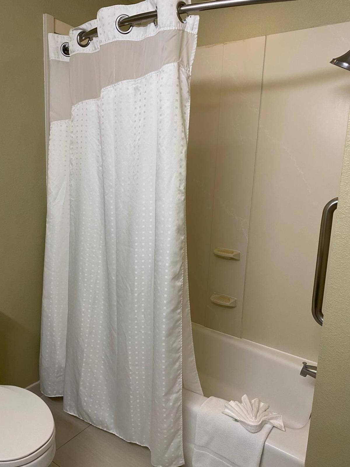 1 King Bed, Deluxe Mobility Accessible Room, Bathtub w/ Grab Bars, Non-Smoking - Photo 2