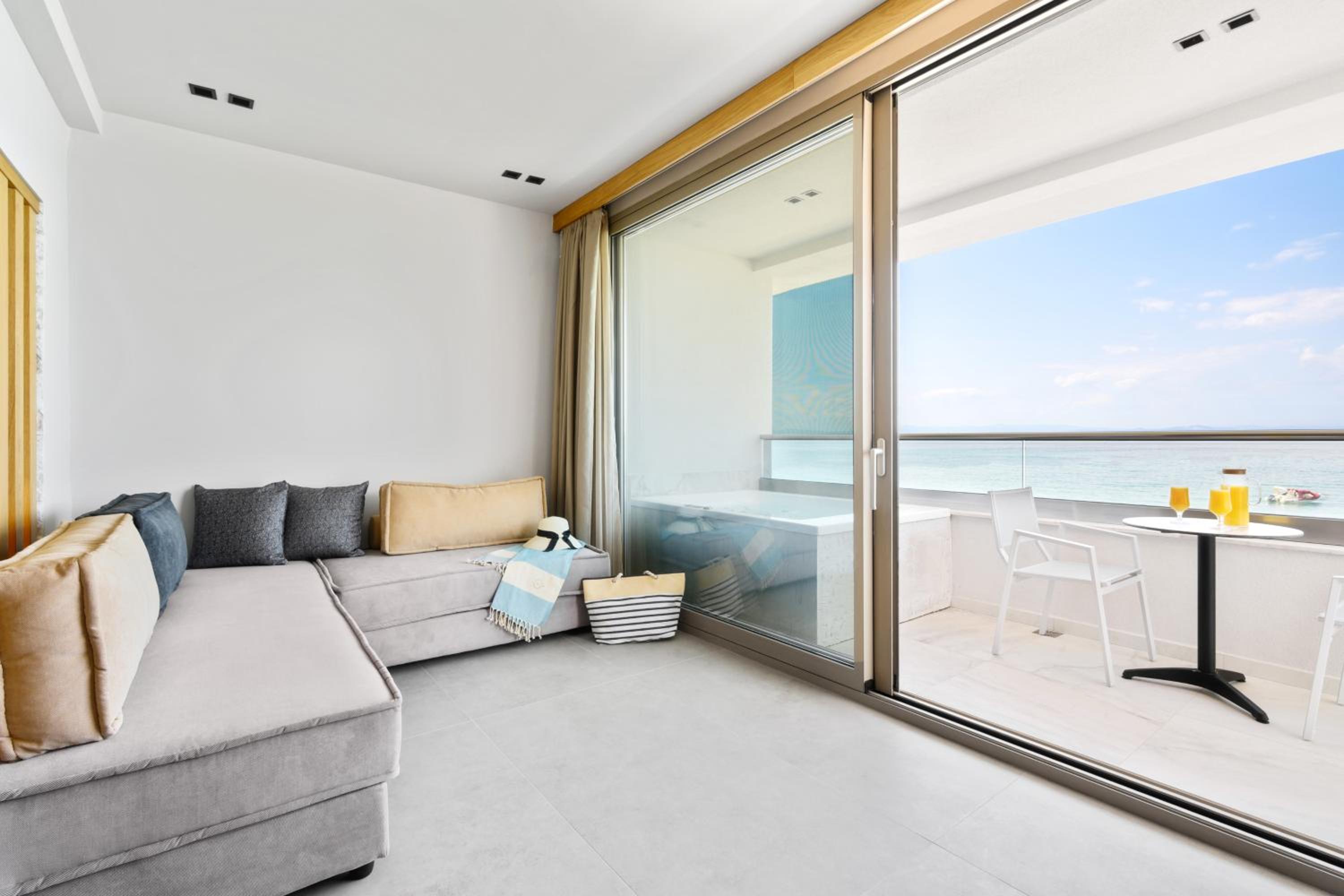 Sea View Suite with Hot tub photo 3