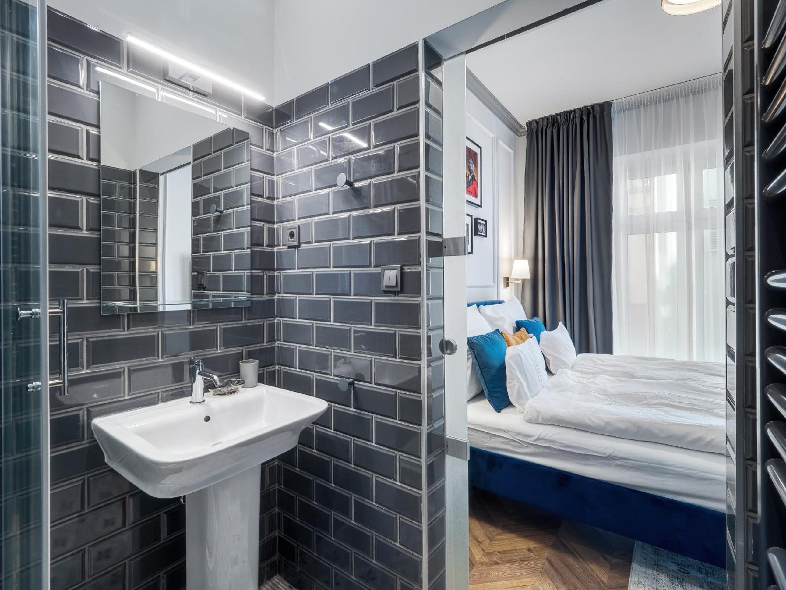 Deluxe King Room - Photo 15
