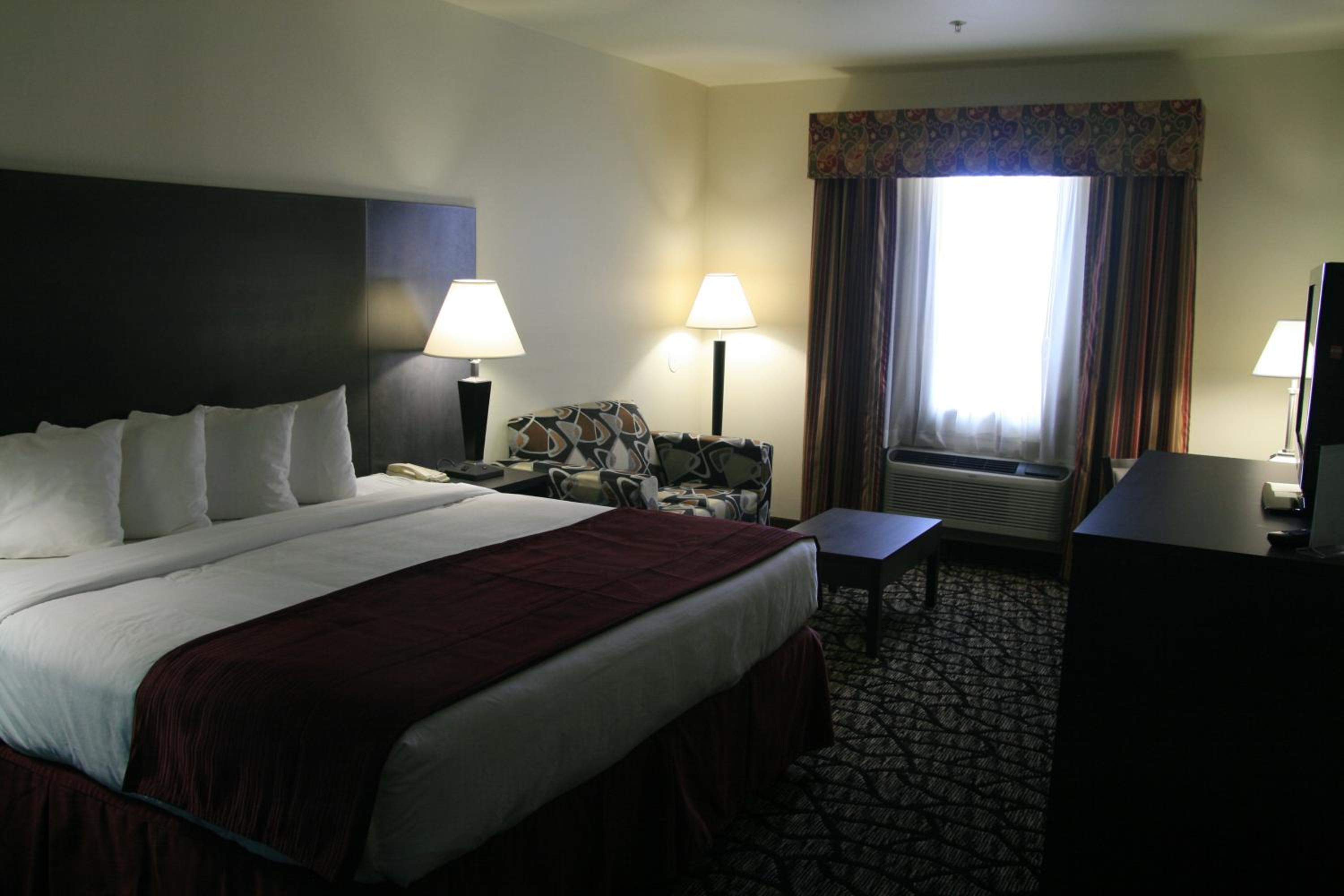 King Suite - Non-Smoking - Photo 3