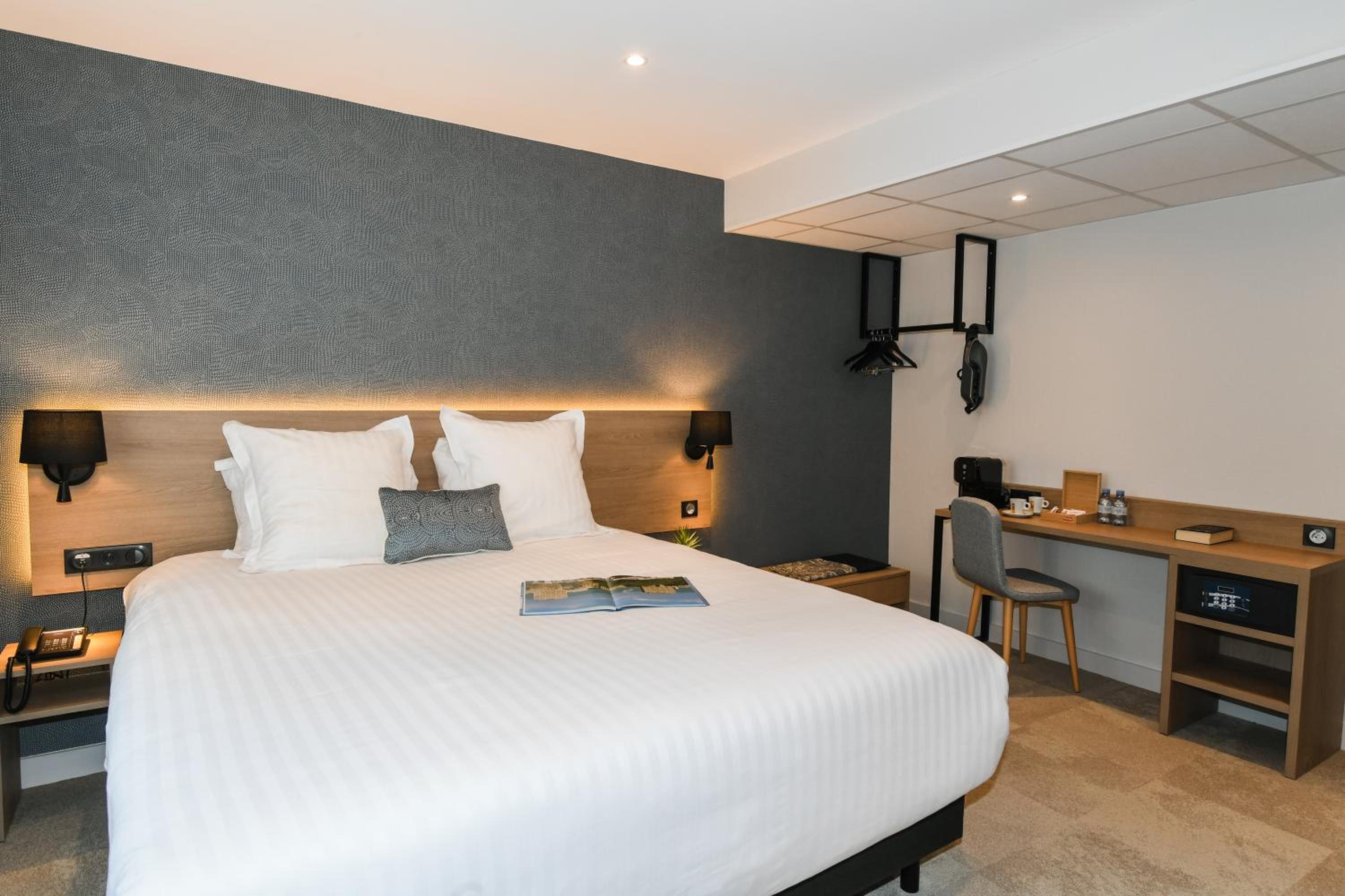 Deluxe King Room - Photo 1