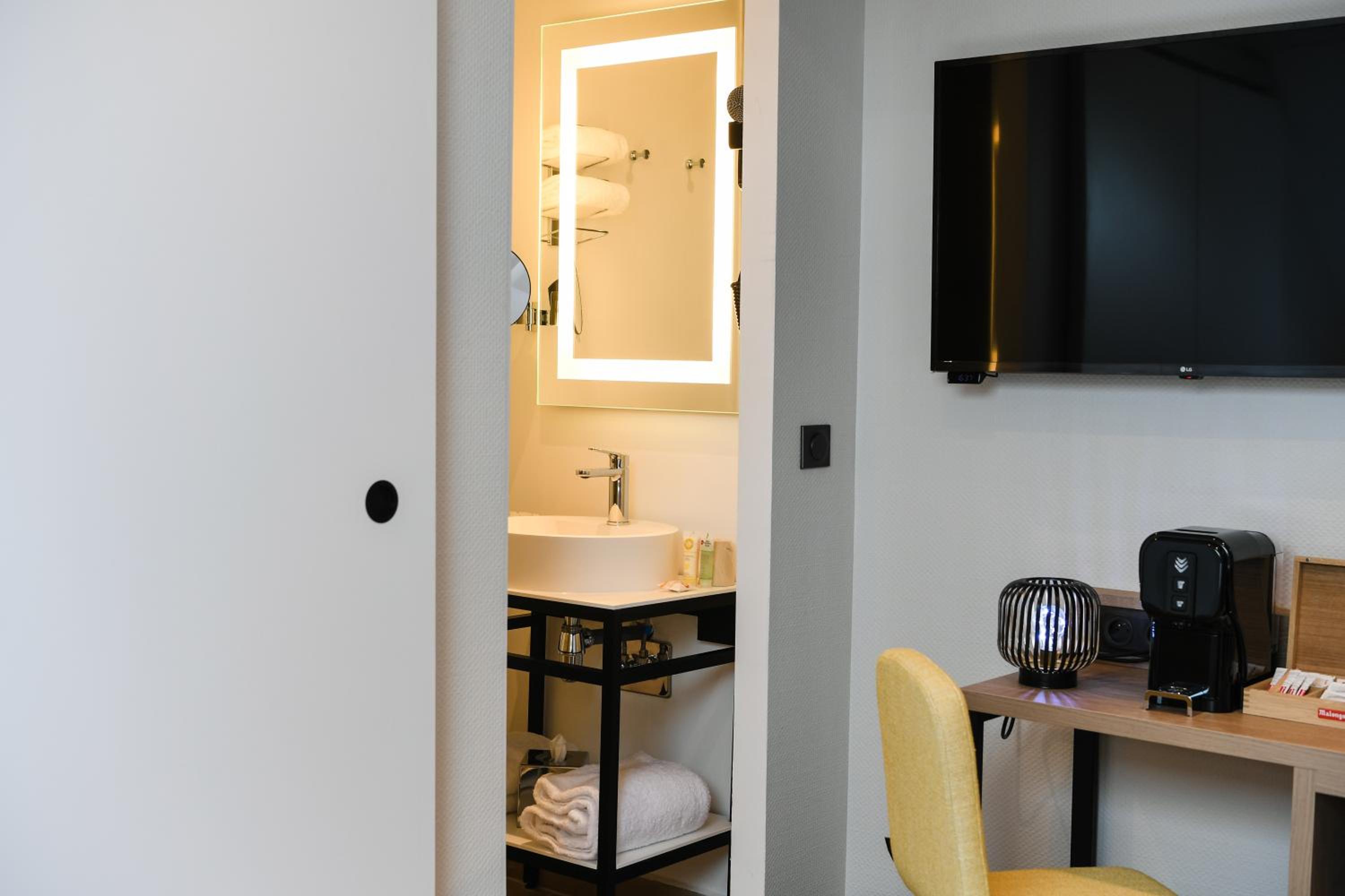 Classic Double Room - Non-Smoking - Photo 3