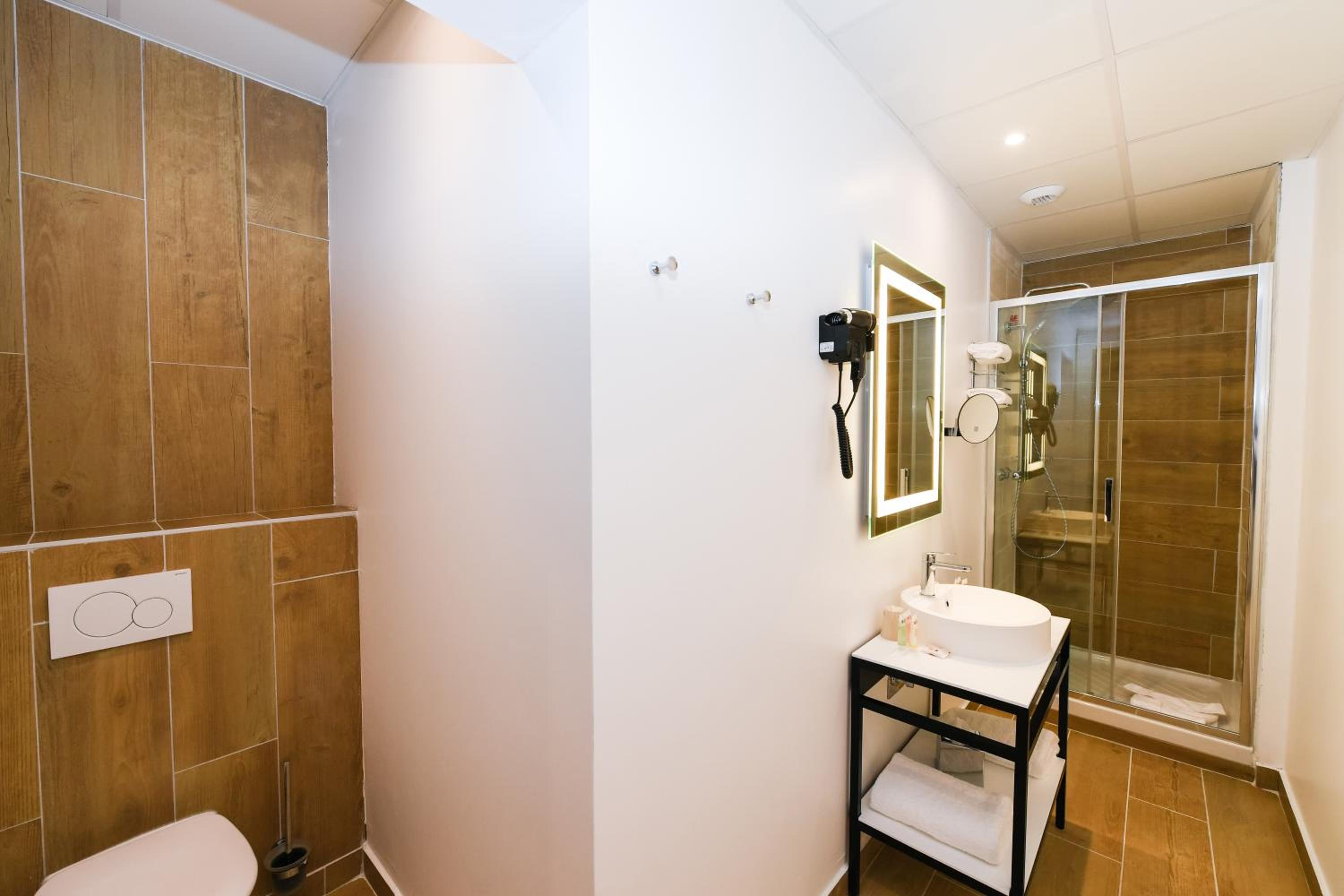 Deluxe King Room - Photo 2