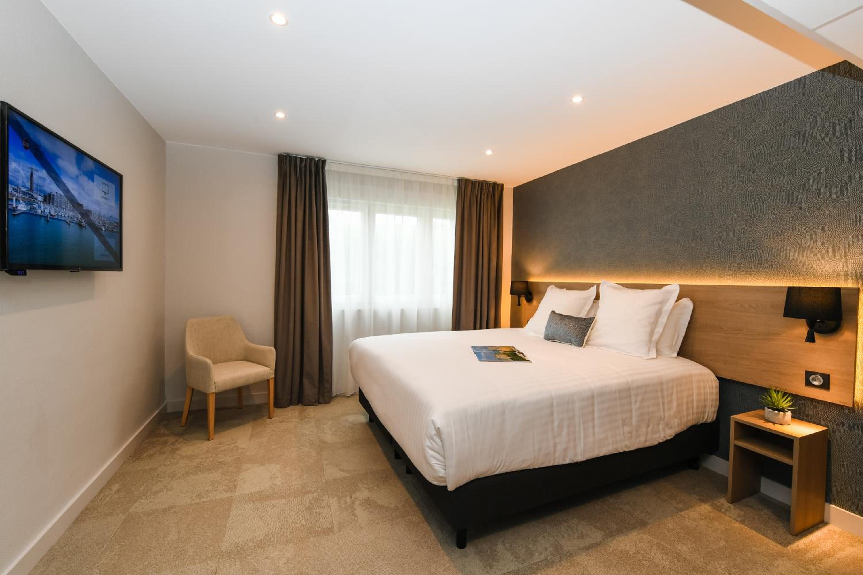Deluxe King Room - Photo 5