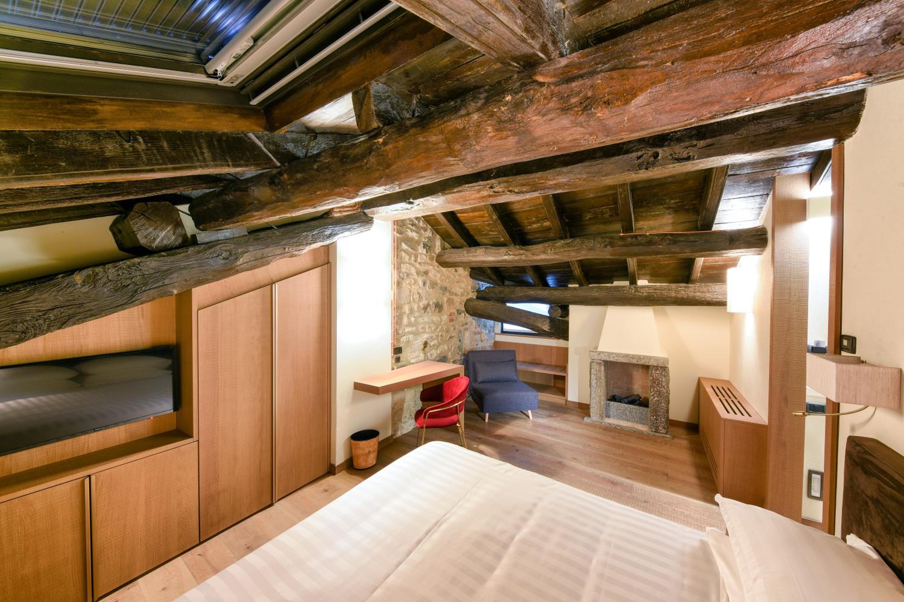Deluxe King Room - Photo 2