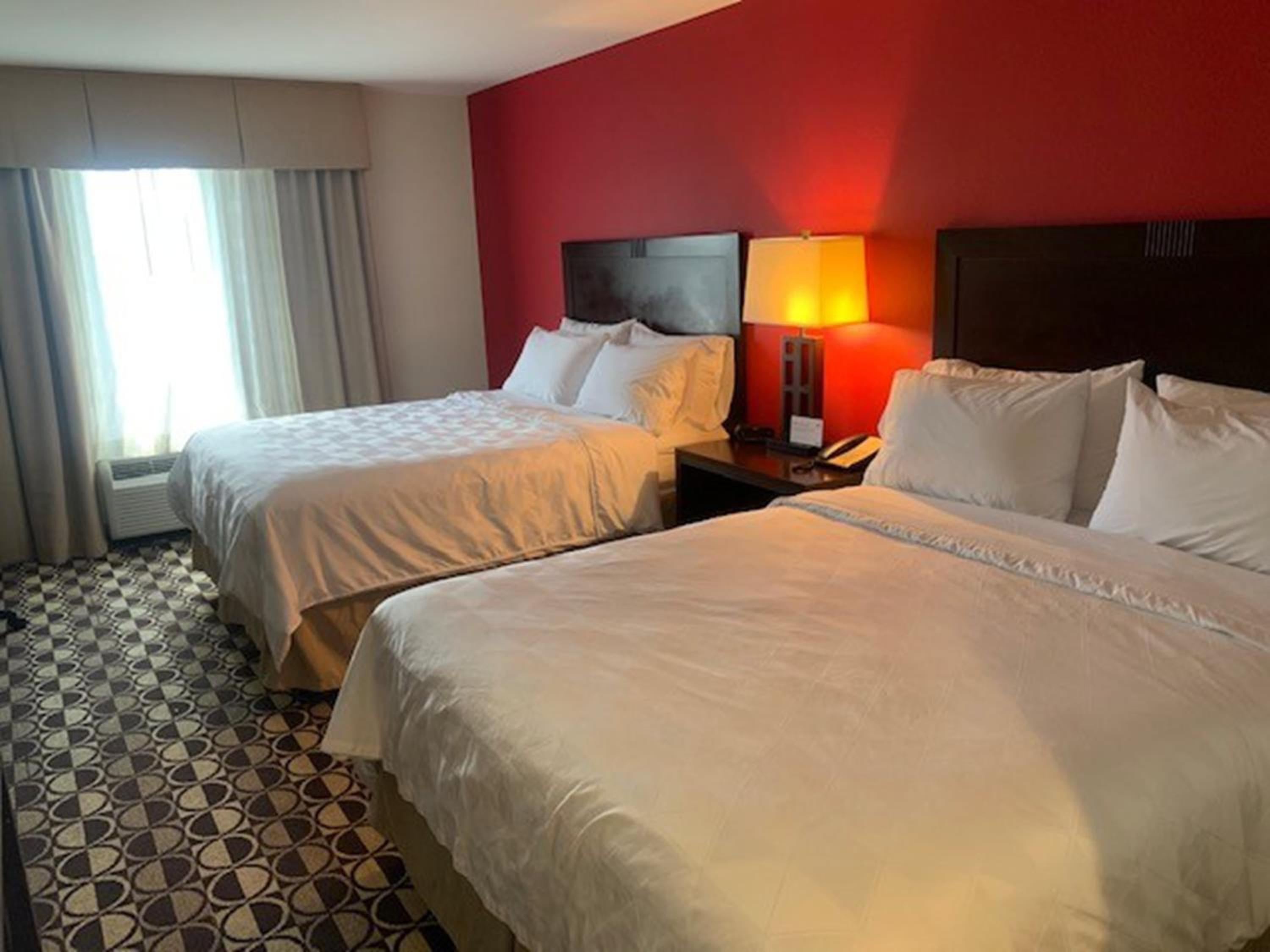 Standard Room with Two Queen Beds - Photo 3