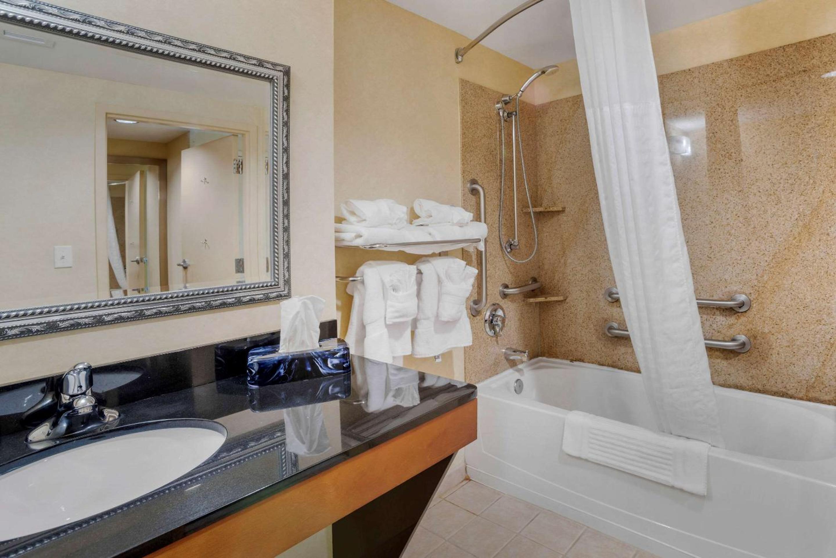King Room - Accessible/Non-Smoking - Photo 3