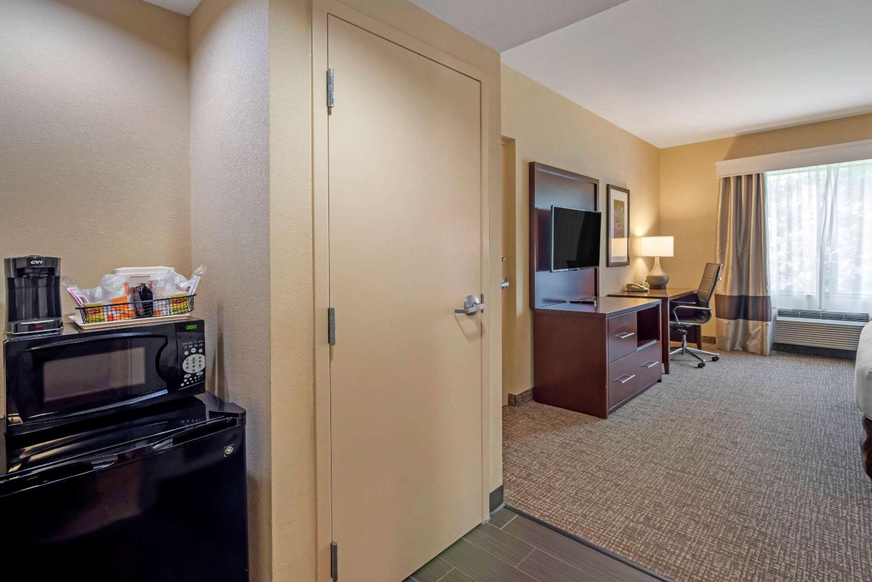 King Room with Roll-In Shower - Accessible/Non-Smoking - Photo 6
