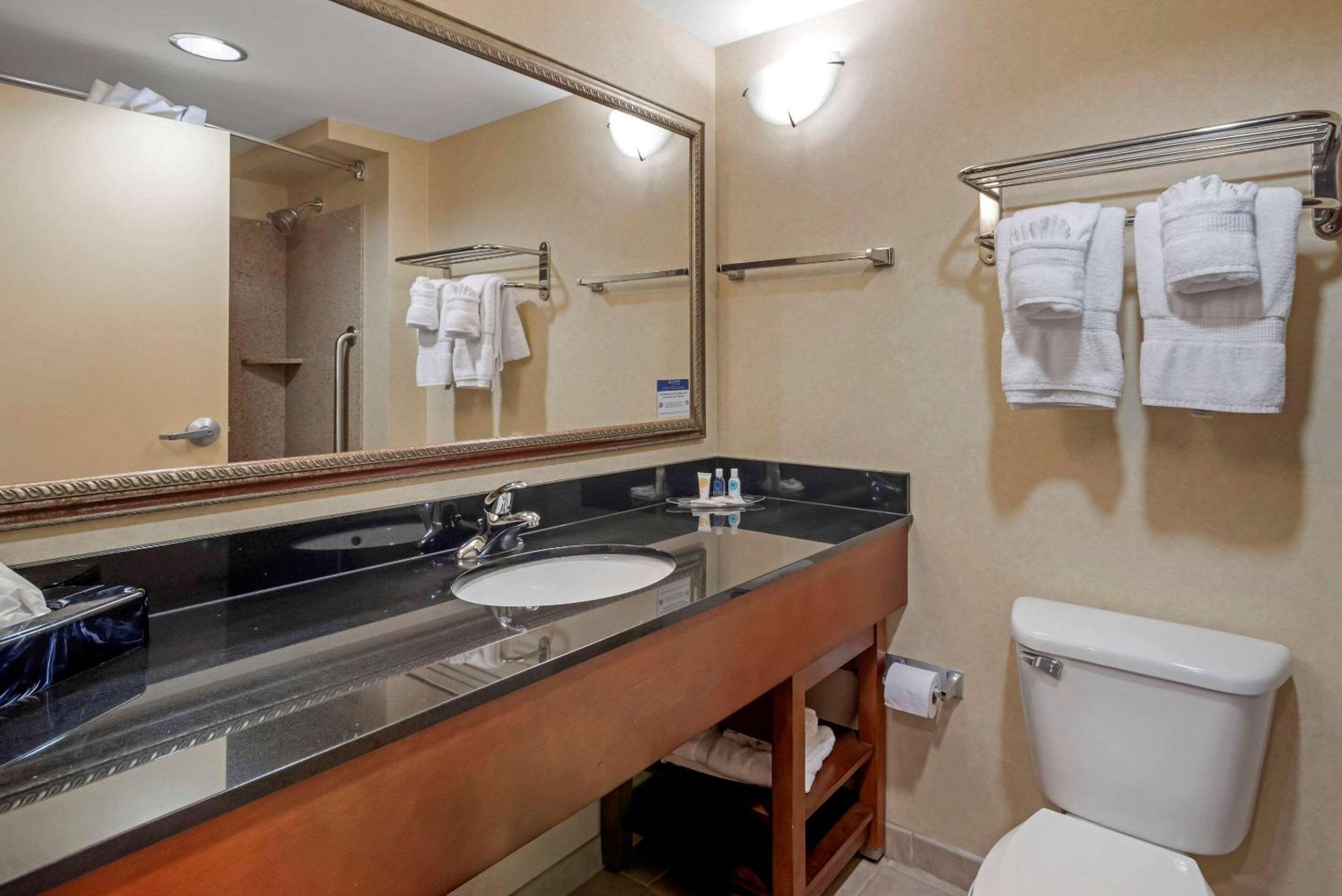 Double Room with Two Double Beds - Non-Smoking - Photo 9