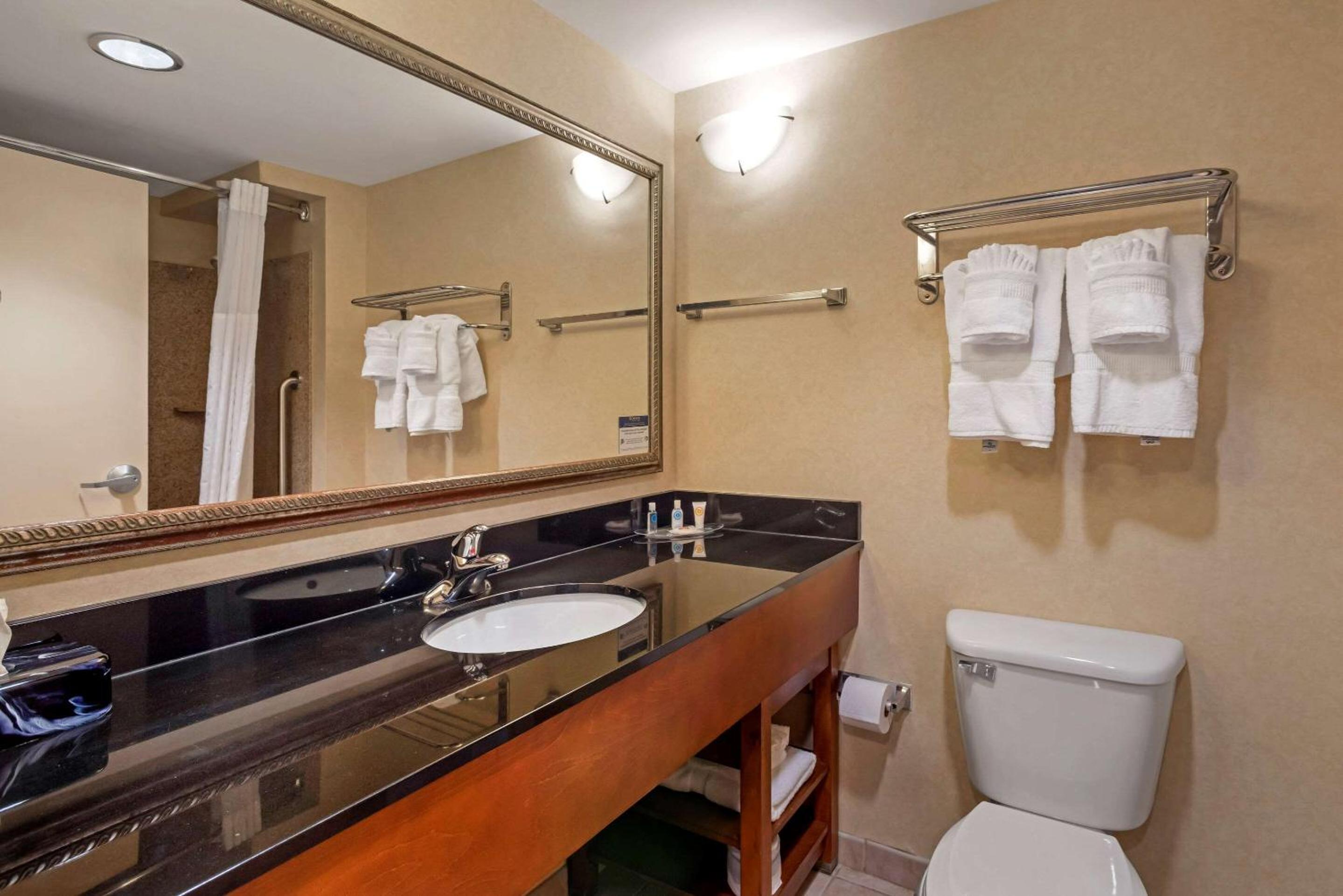 Double Suite with Two Double Beds - Non-Smoking - Photo 12
