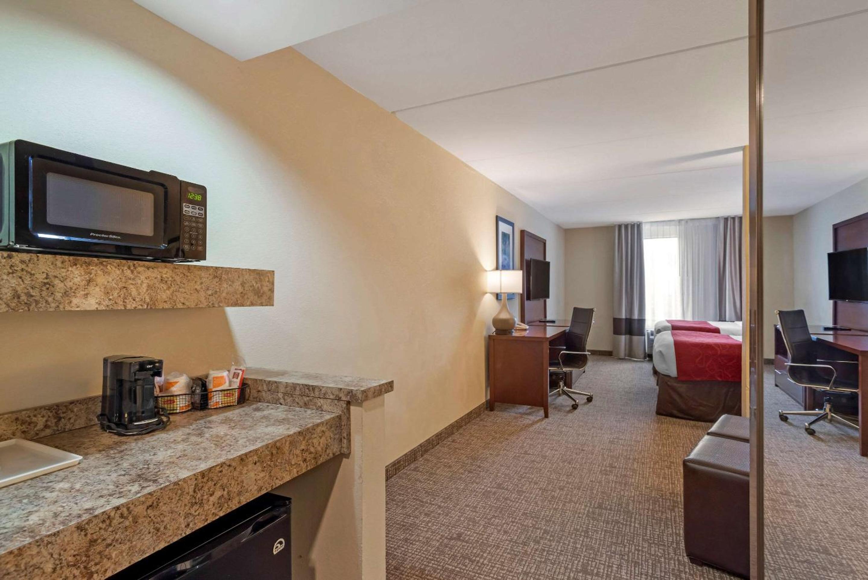 Double Suite with Two Double Beds - Non-Smoking - Photo 7