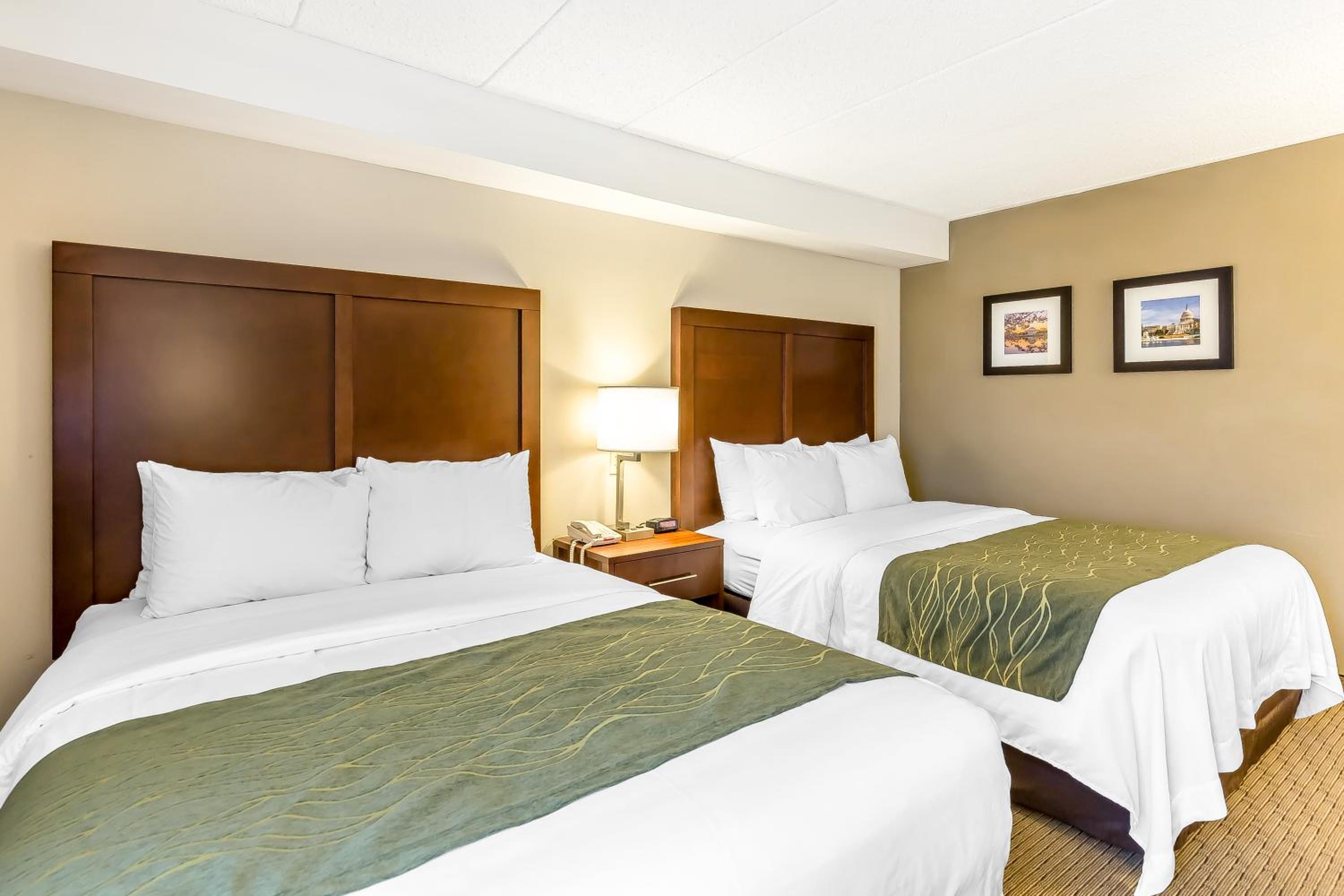 Queen Room with Two Queen Beds - Non-Smoking - Photo 6
