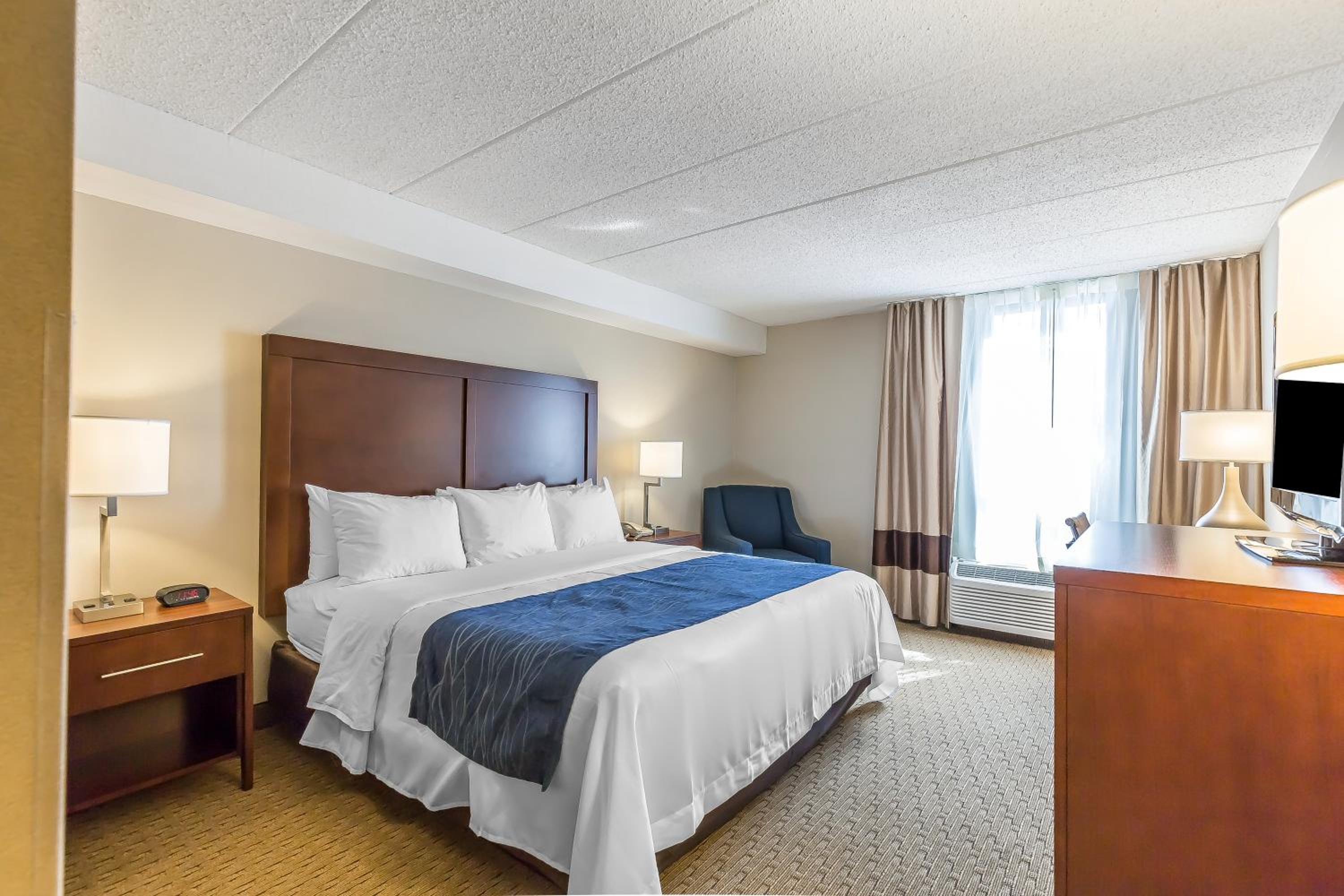 King Room - Non-Smoking - Photo 7