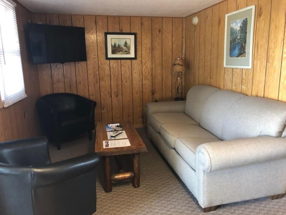 Two-Bedroom Deluxe Cabin photo 1
