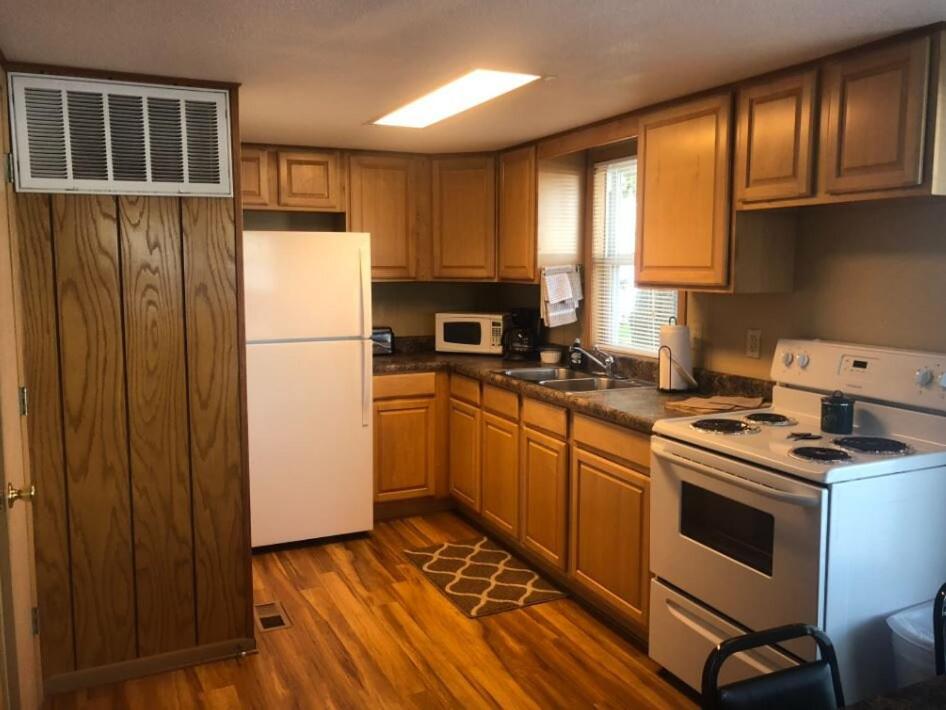 Two-Bedroom Deluxe Cabin photo 2