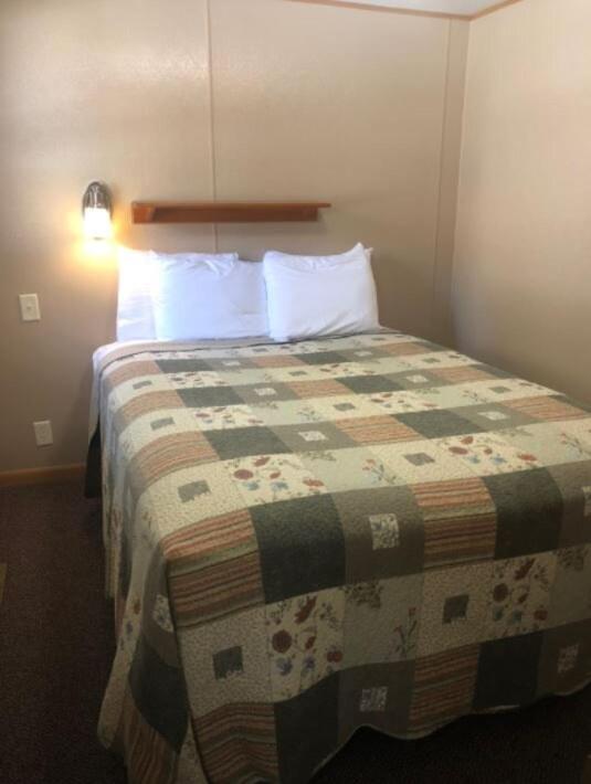 Two-Bedroom Deluxe Cabin photo 3