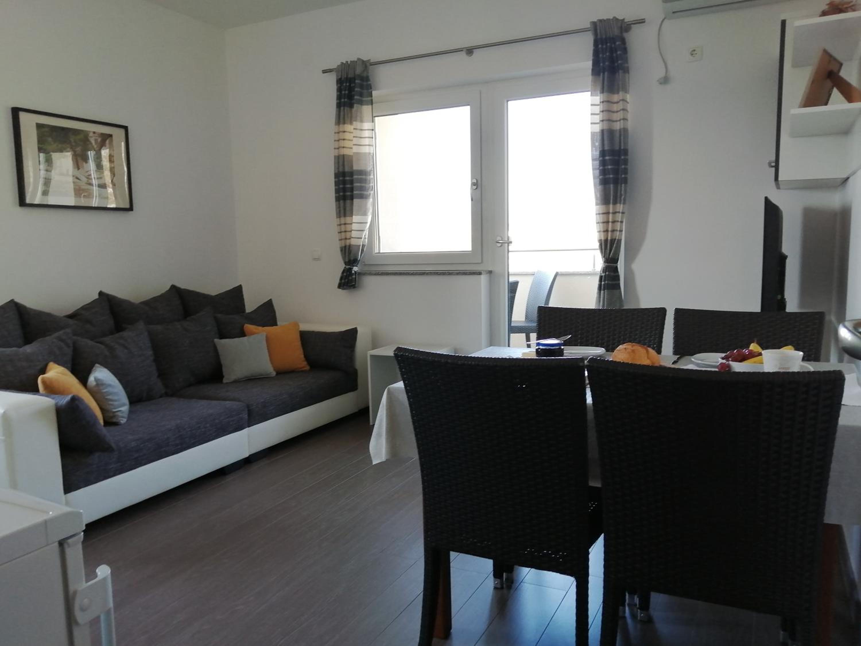 Apartment with Terrace - Photo 23