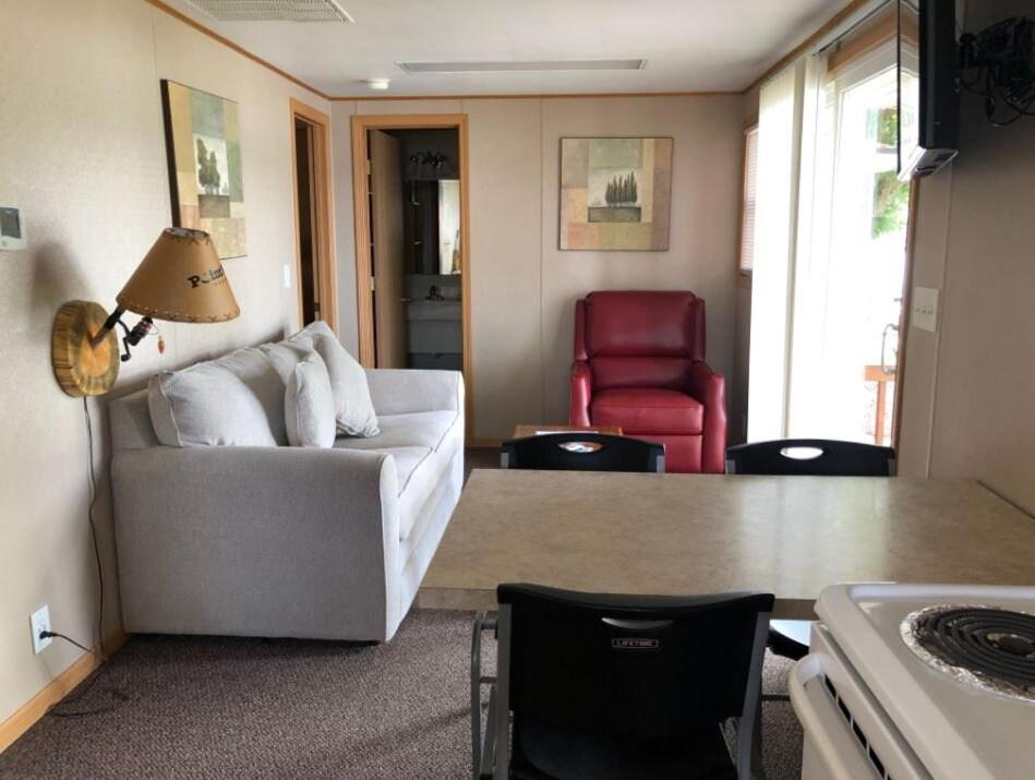 Three-Bedroom Deluxe Cabin photo 2