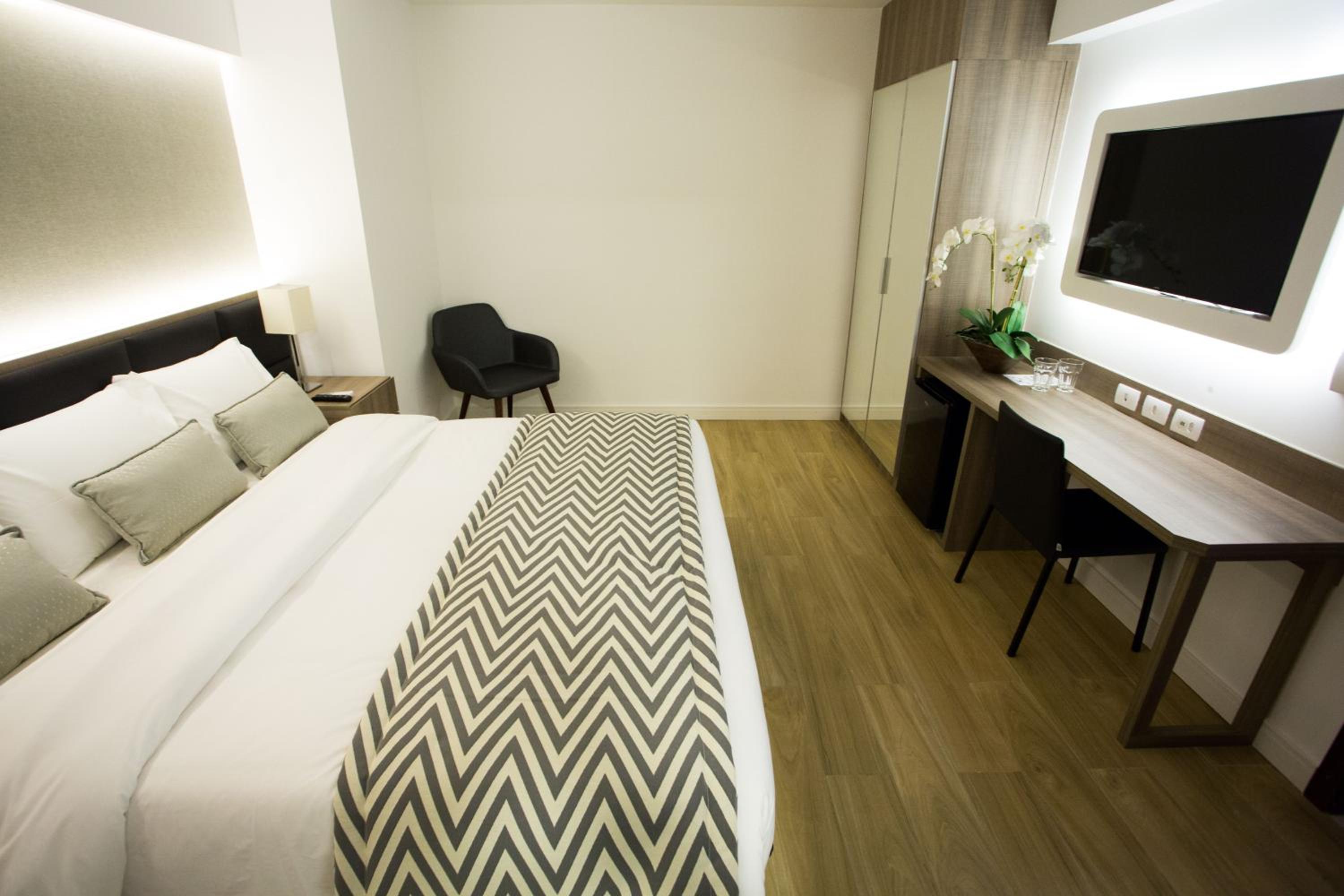 Luxury Triple Room thumbnail 6