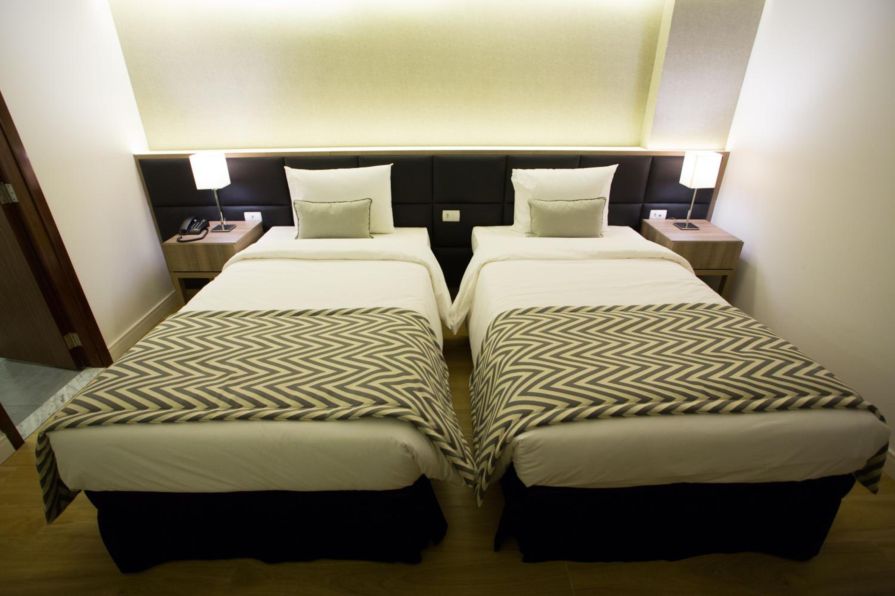 Standard Double Room thumbnail 5