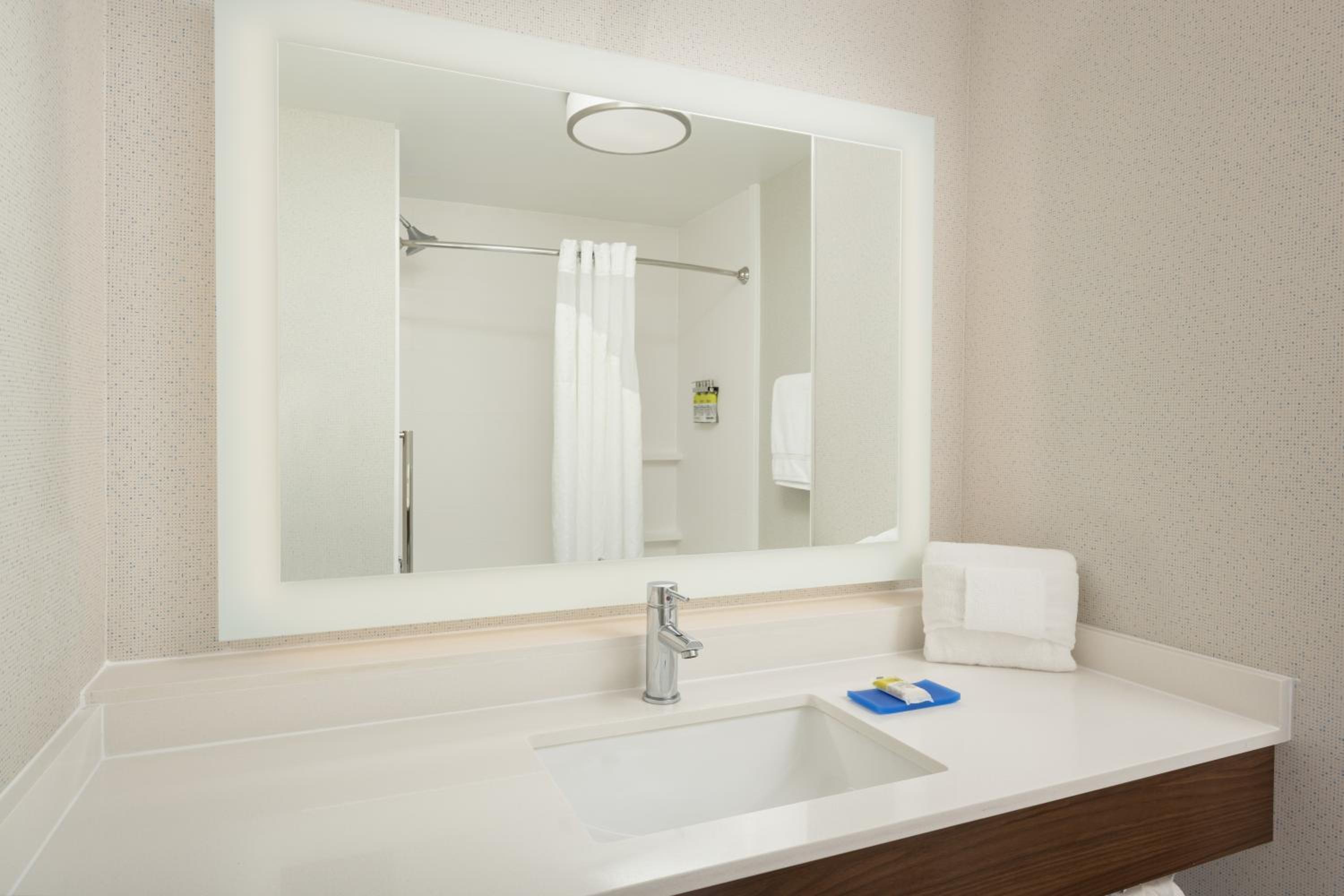 Executive King Room - Non-Smoking - Photo 9