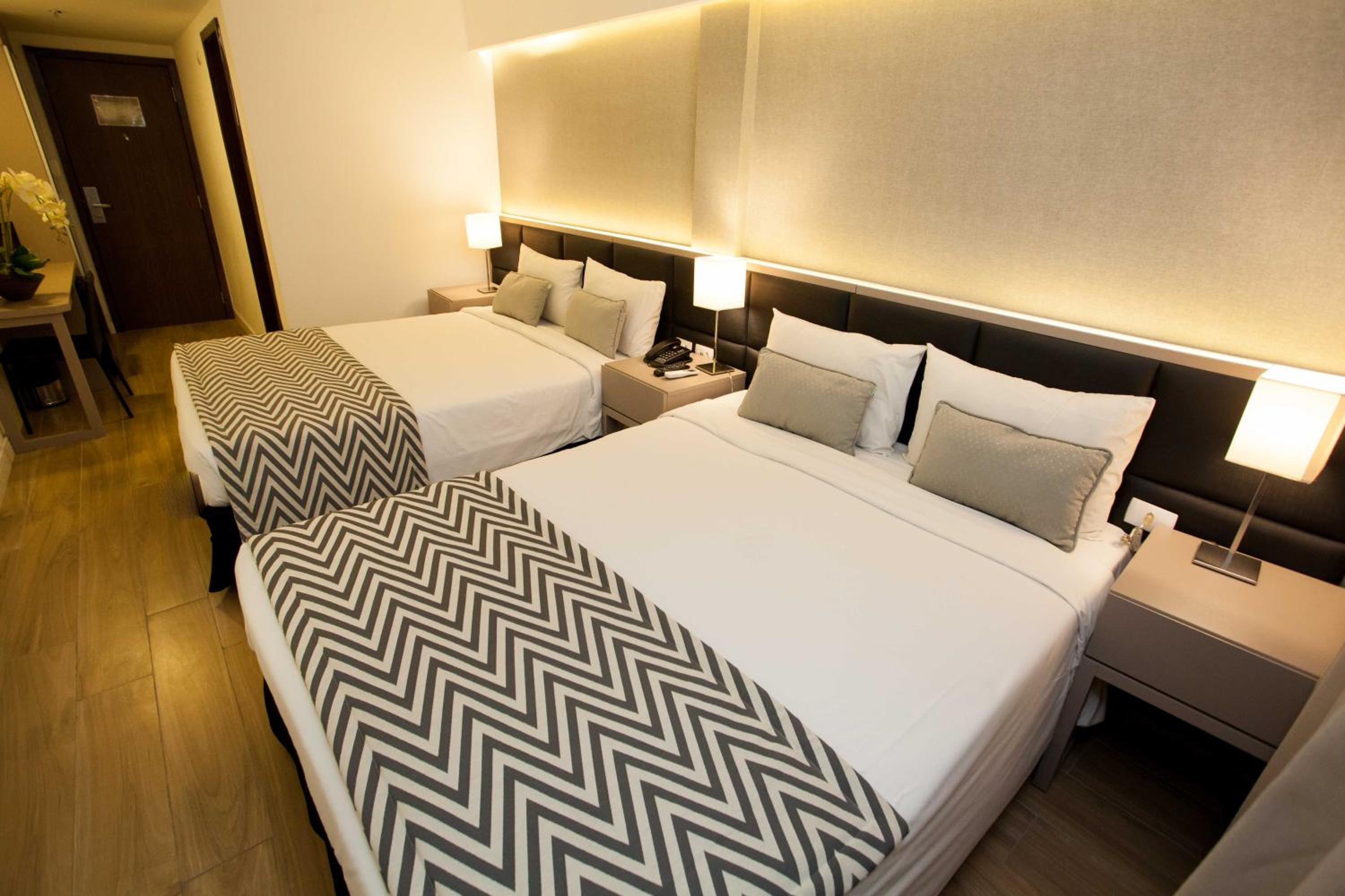Standard Quadruple Room thumbnail 5