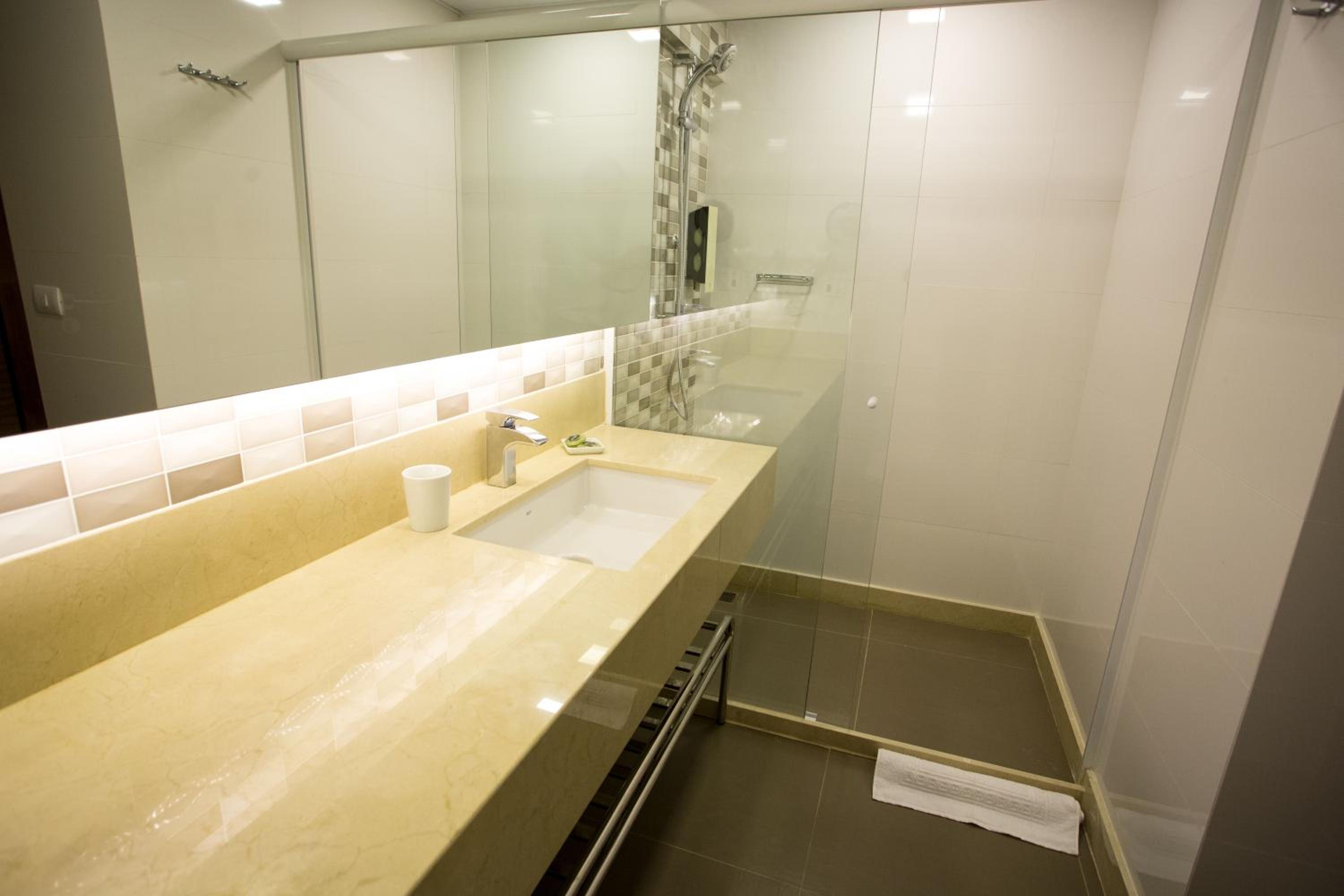 Deluxe Double Room thumbnail 6