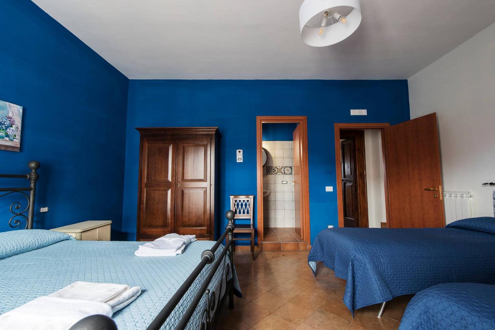 Quadruple Room with Private Bathroom - Photo 3