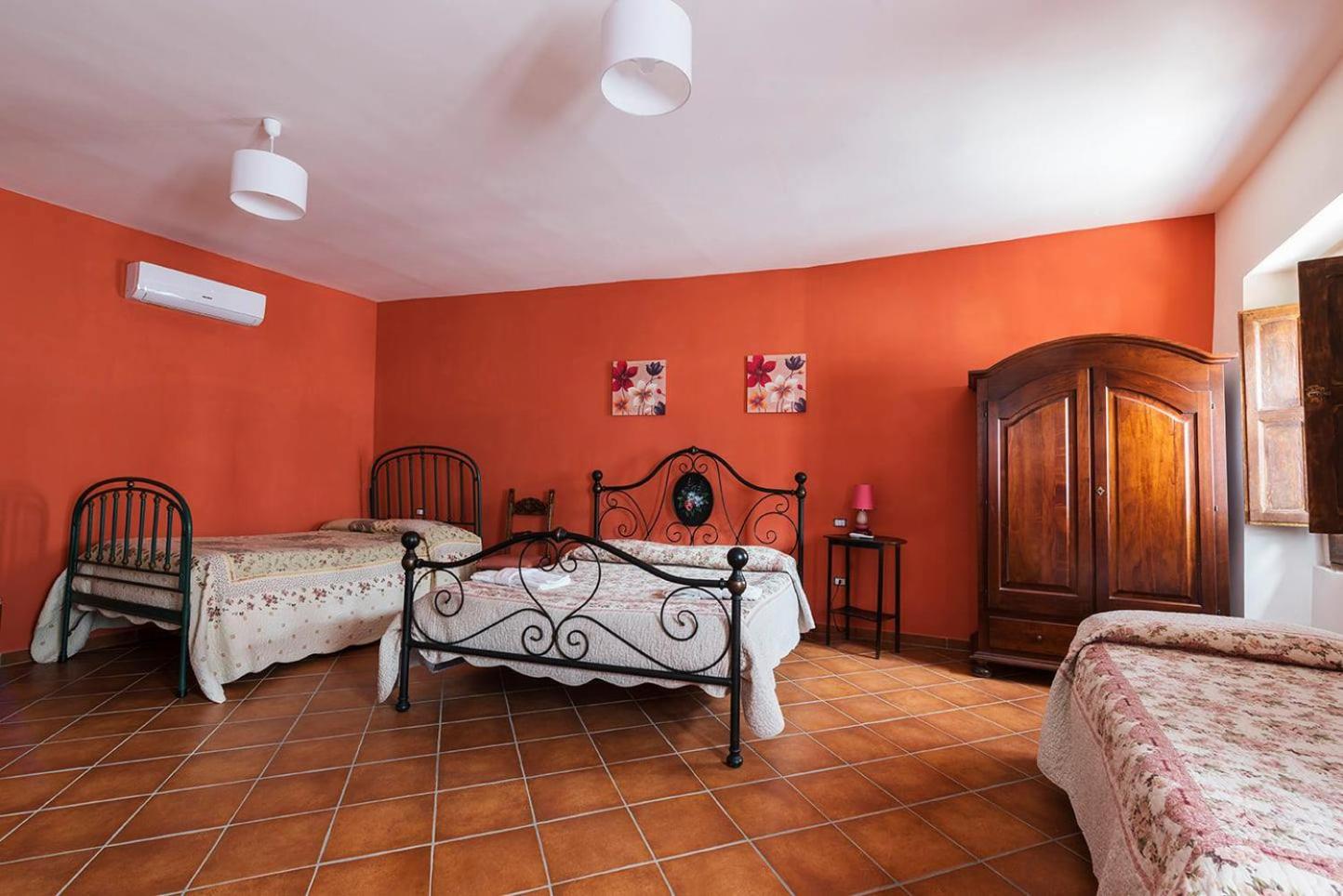 Quadruple Room with Private Bathroom - Photo 2