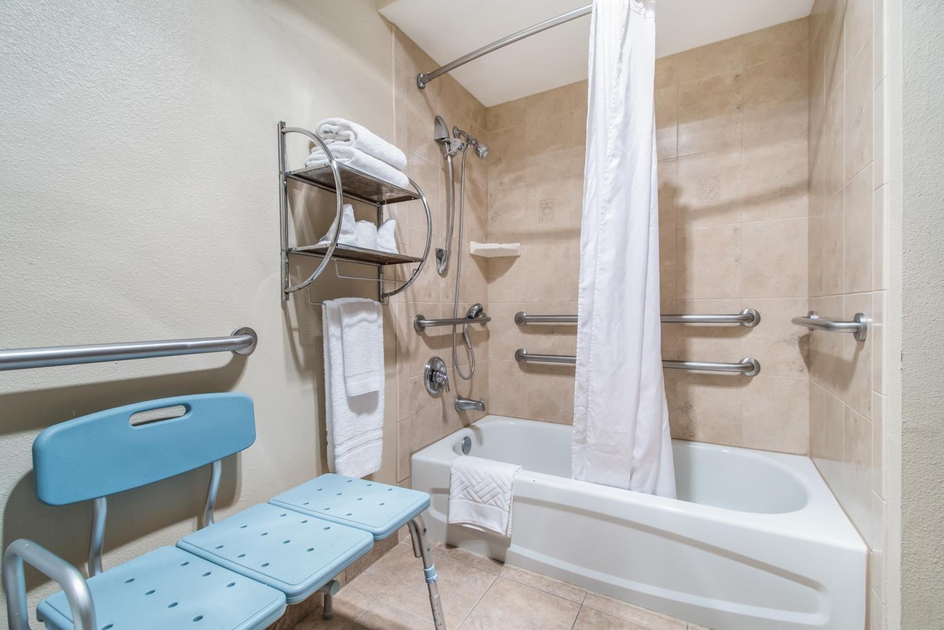 Queen Room with Two Queen Beds - Disability Access - Photo 4