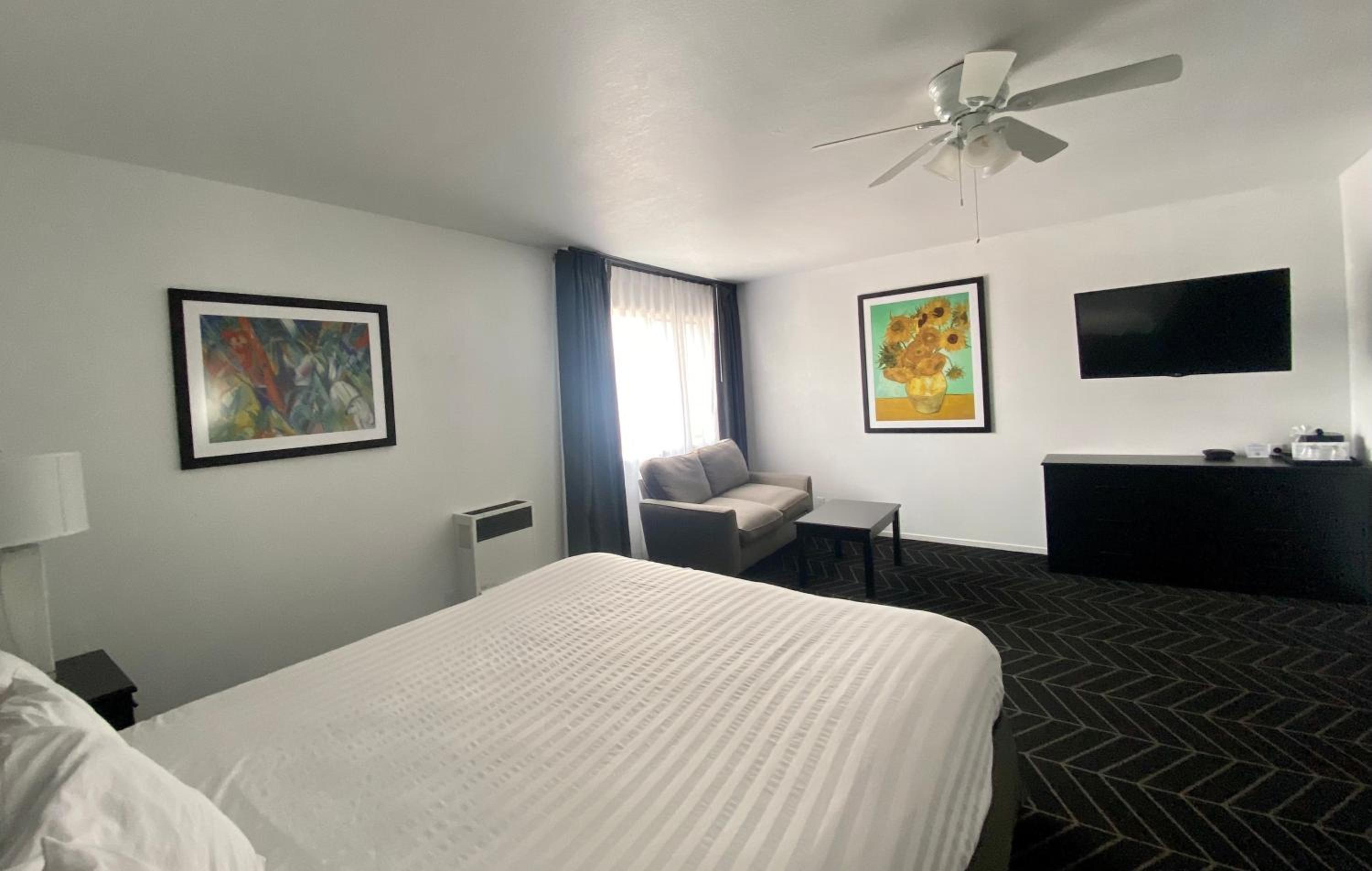 1 King Bed Non Smoking - Photo 4