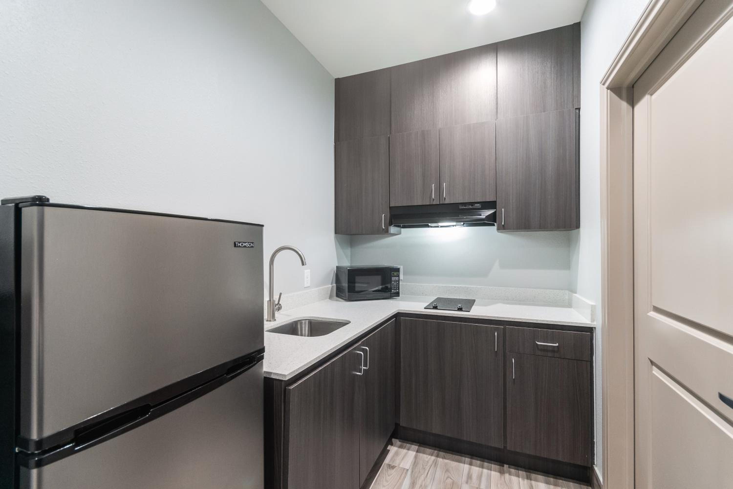 King Bed Suite with Kitchenette - Photo 4