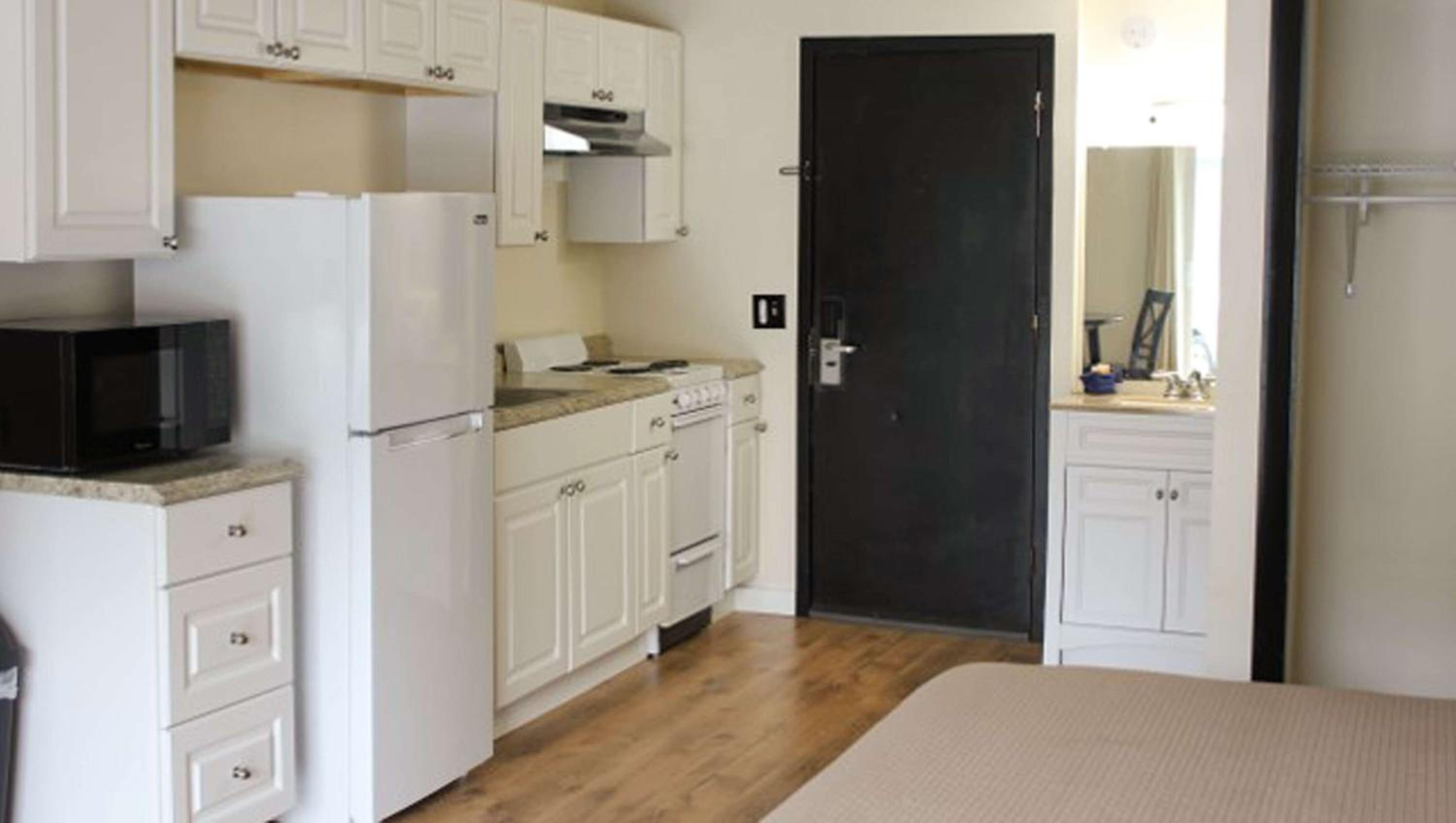 Standard King Room - Photo 5