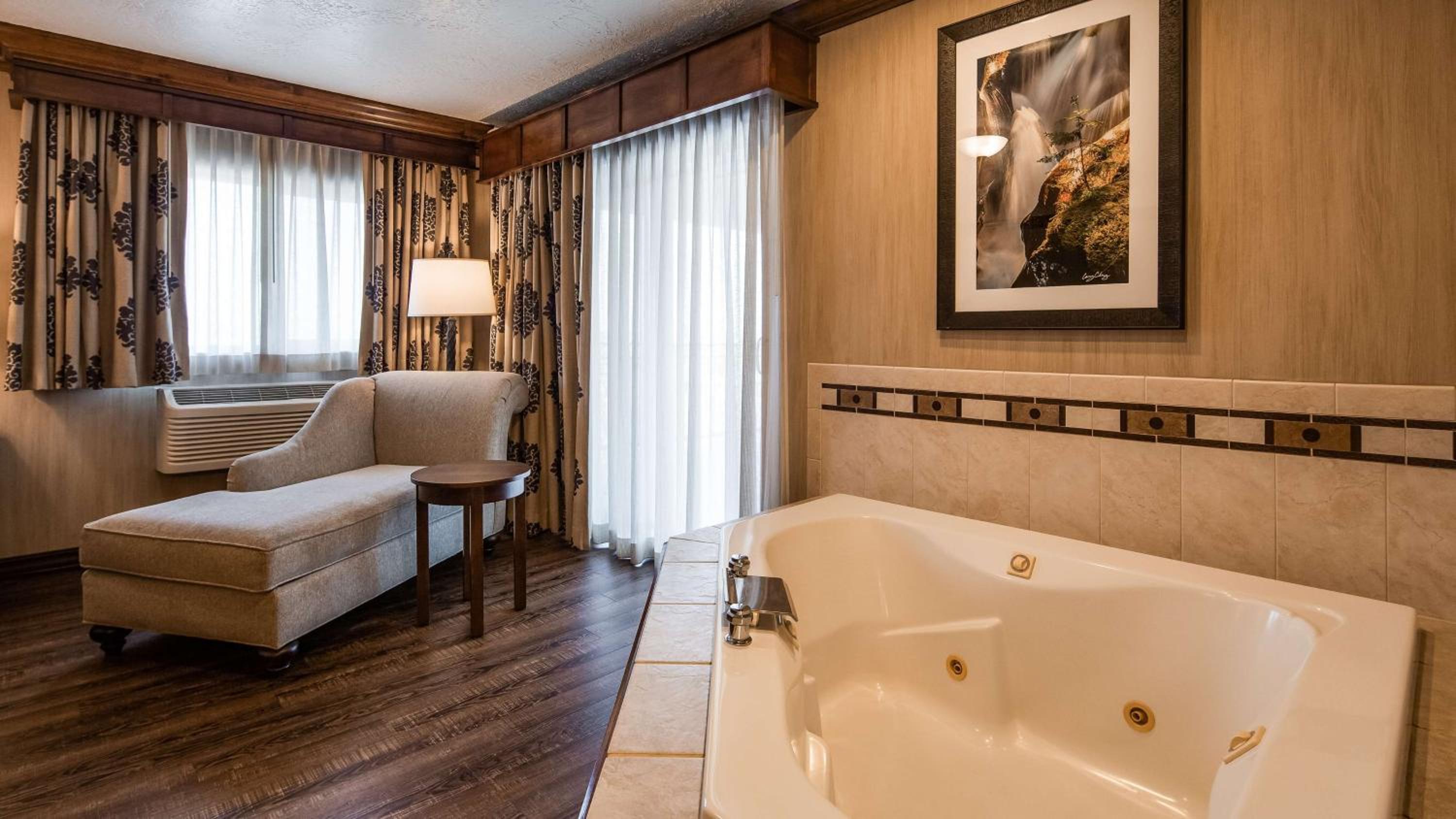 Honeymoon King Suite with Hot Tub - Non-Smoking - Photo 3