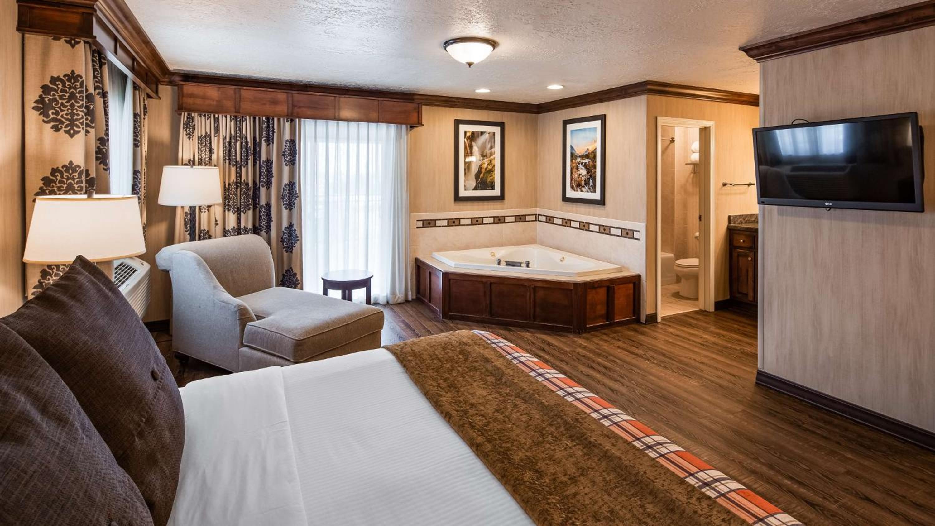 Honeymoon King Suite with Hot Tub - Non-Smoking - Photo 2