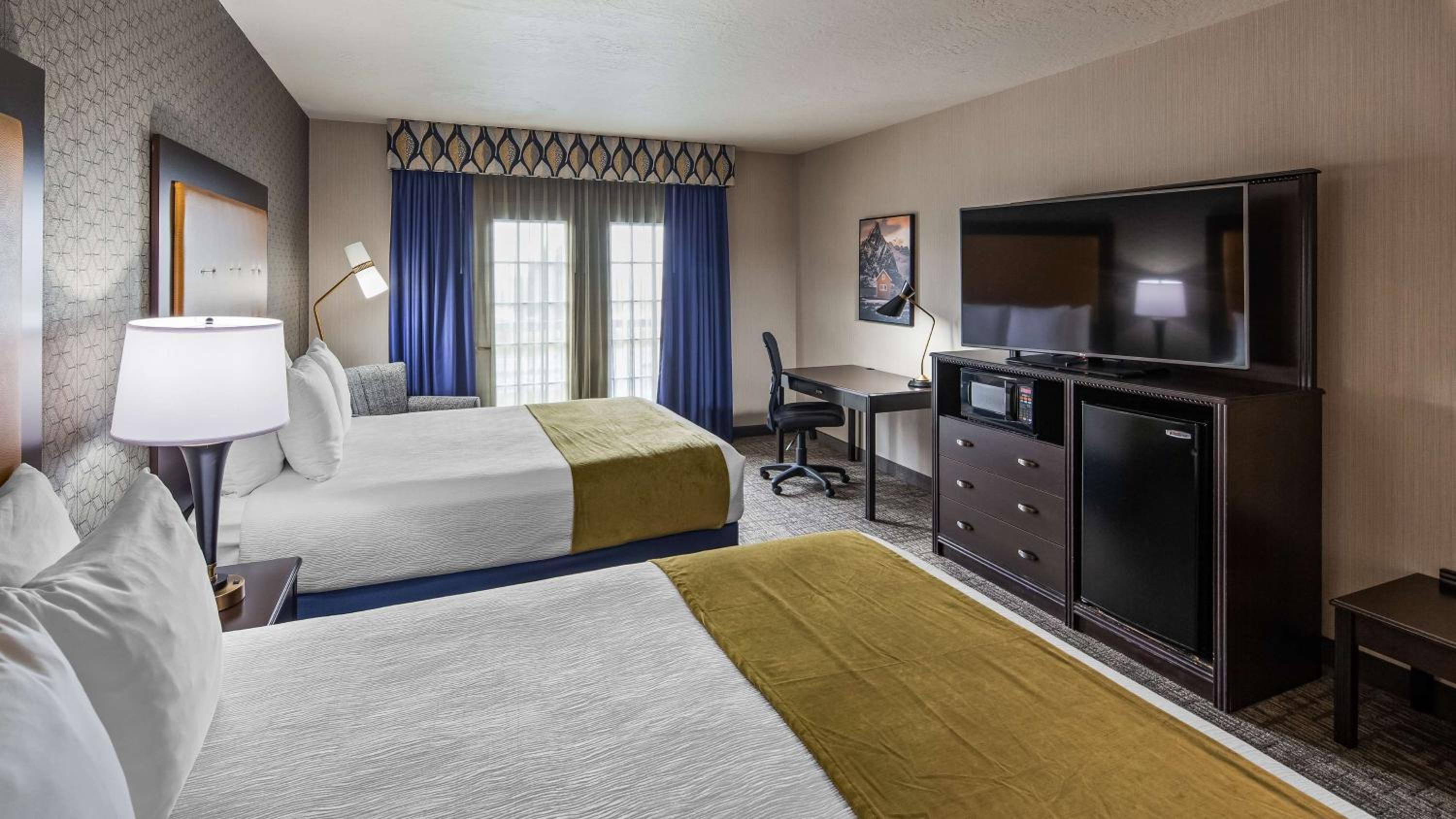 Queen Room with Two Queen Beds - Non-Smoking - Photo 2