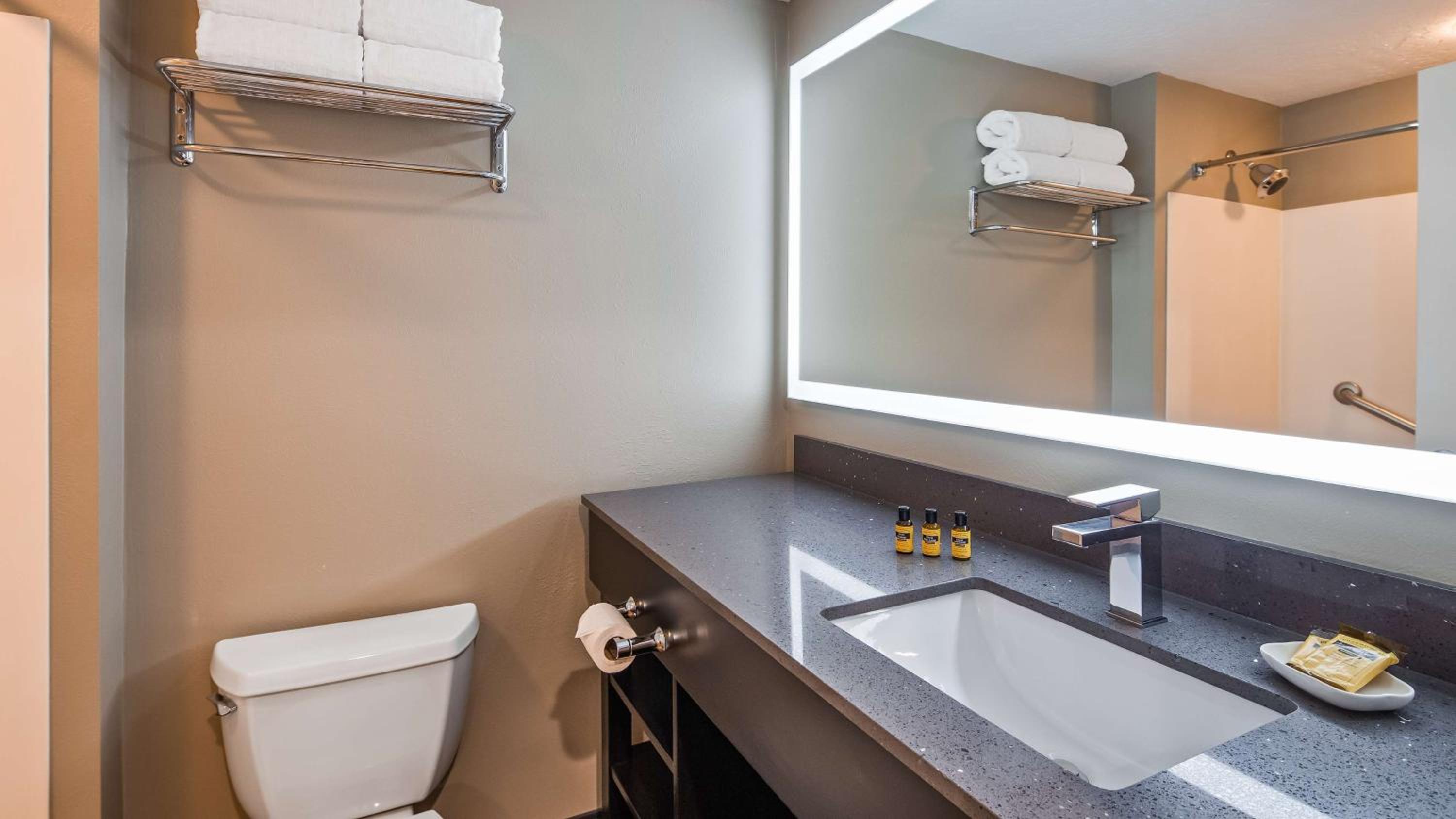Queen Room with Two Queen Beds - Disability Access - Photo 4