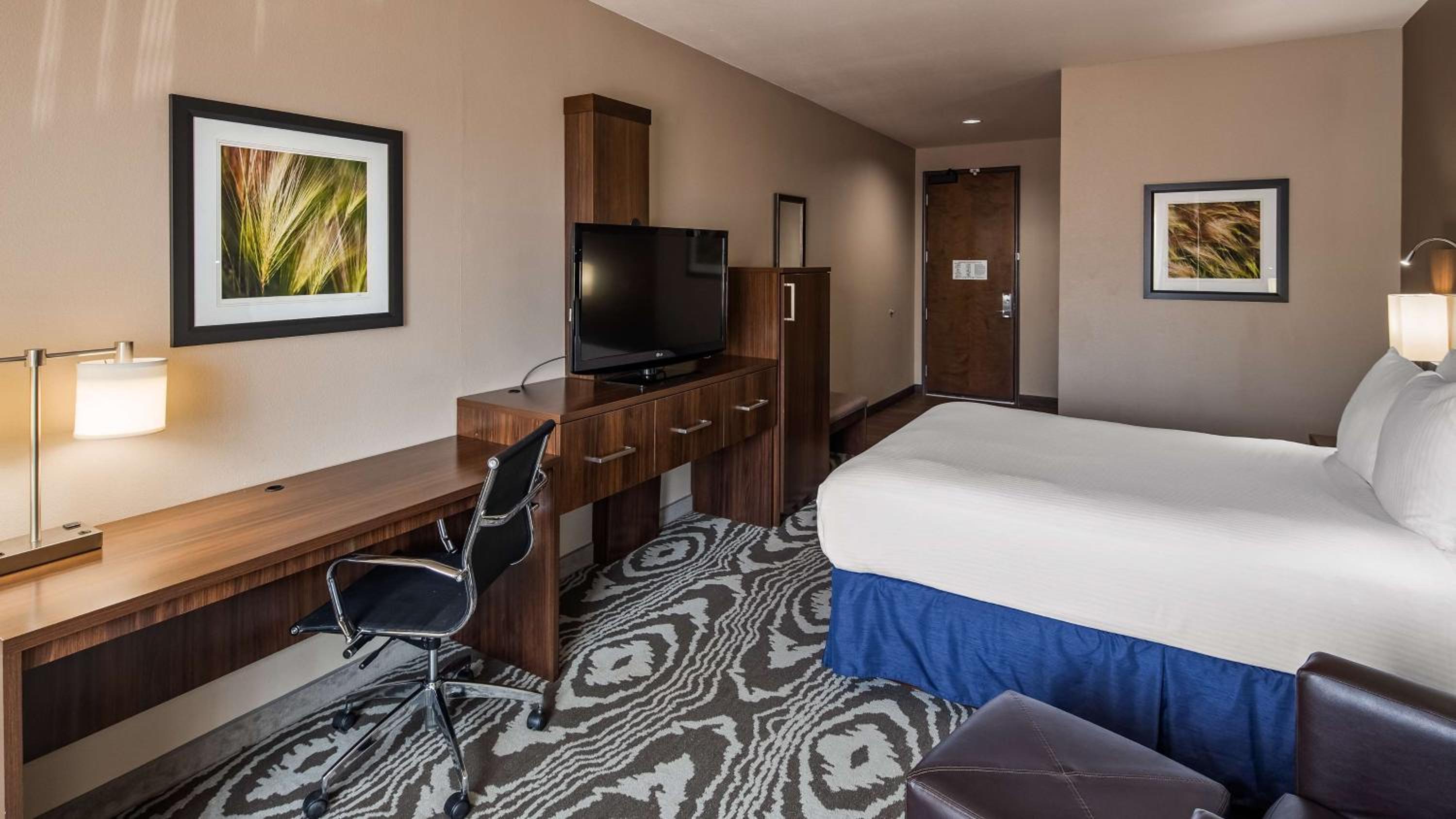King Room with One Person Sofa Bed - Non-Smoking  photo 3